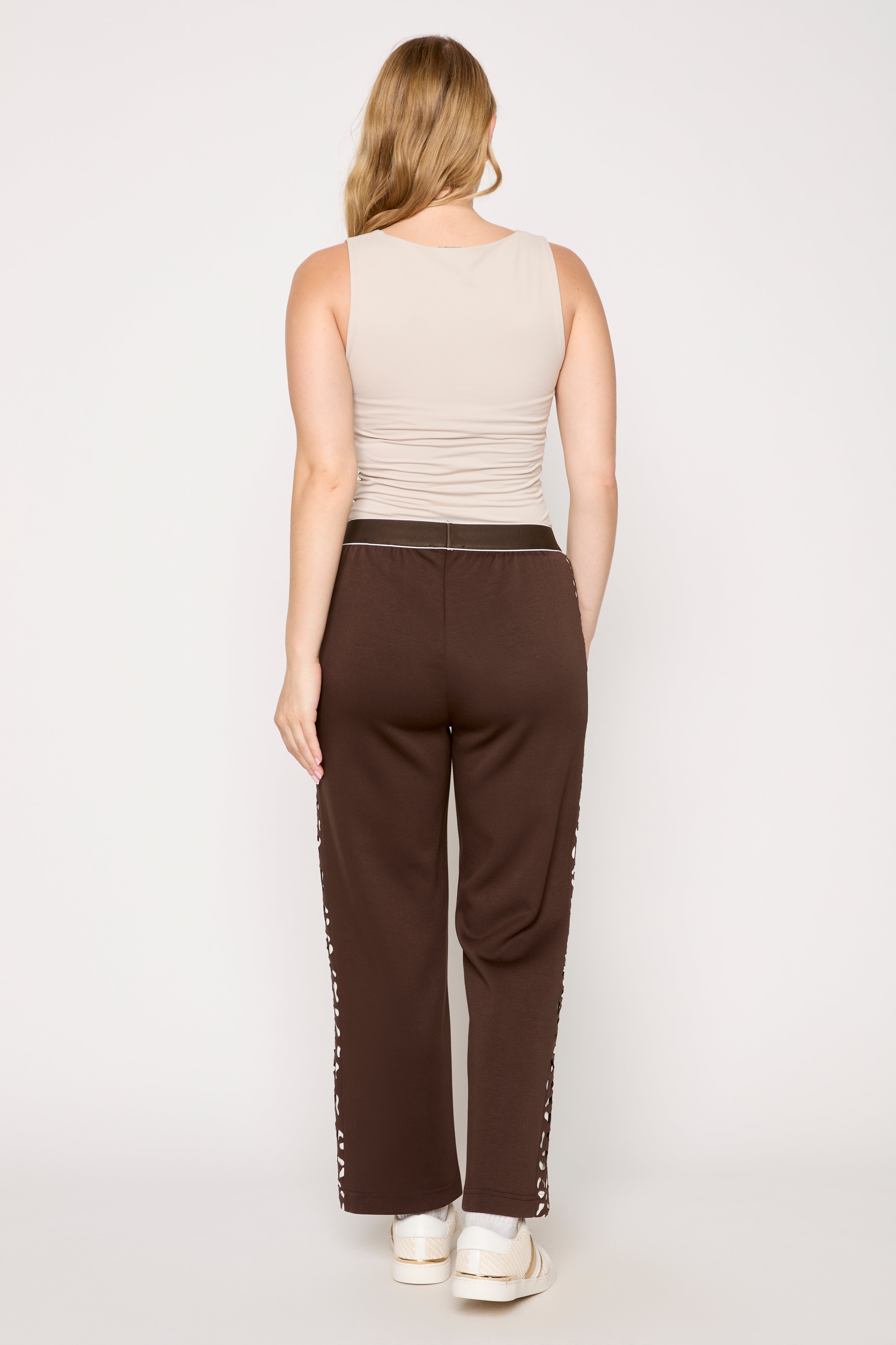 Le pantalon droit à détails découpés au laser