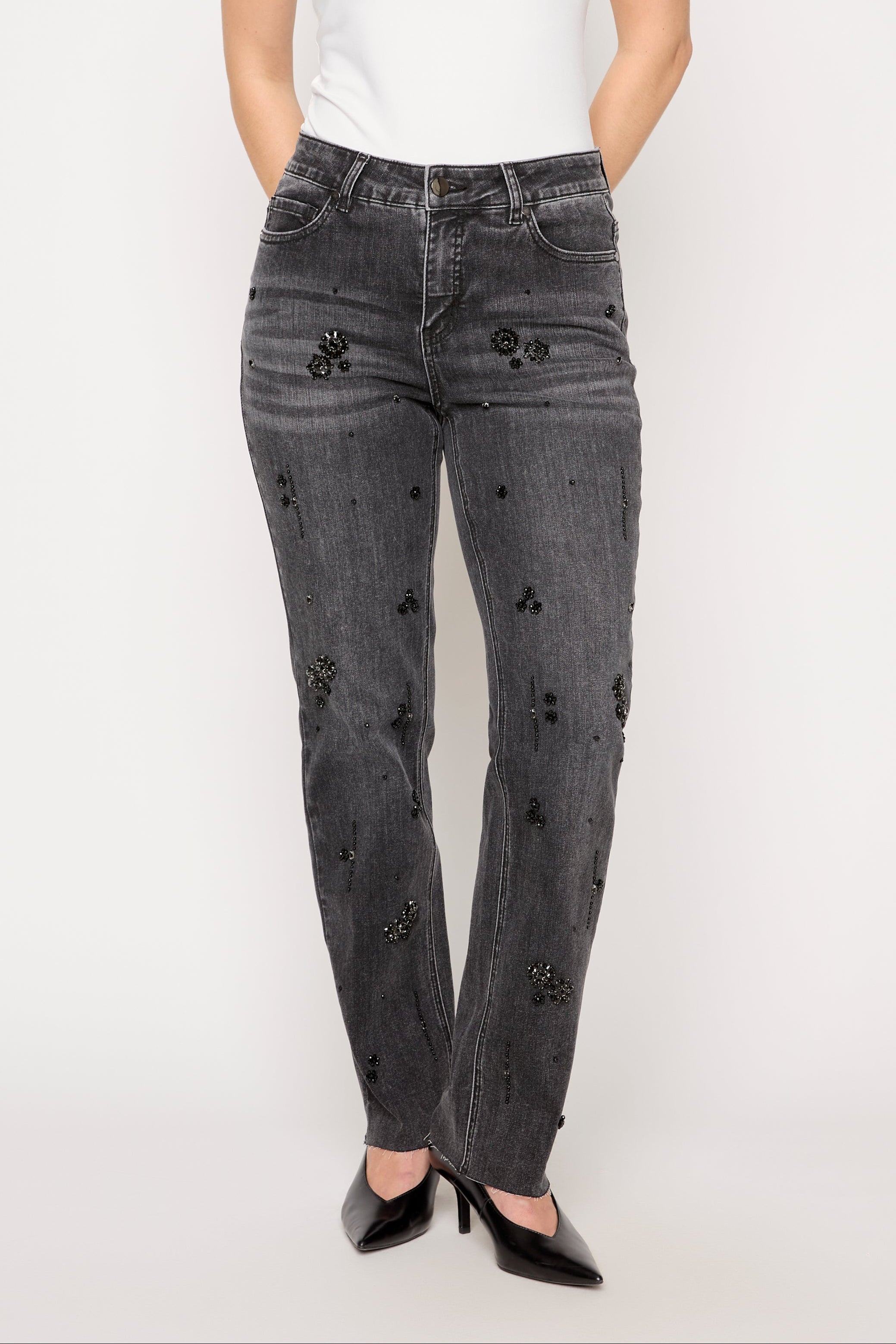 Le jean écourté à fleurs et strass