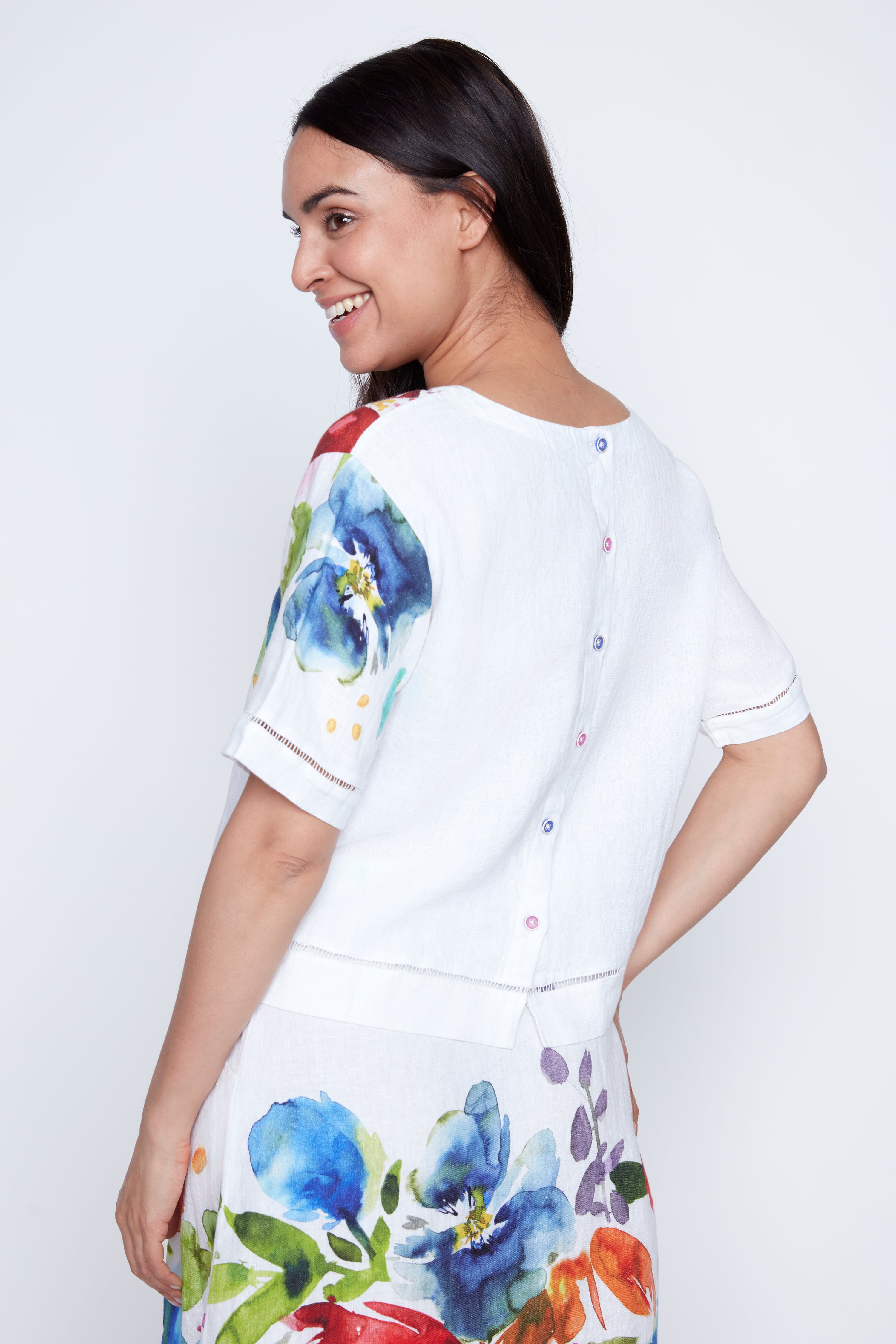 Le haut en lin à bordure florale