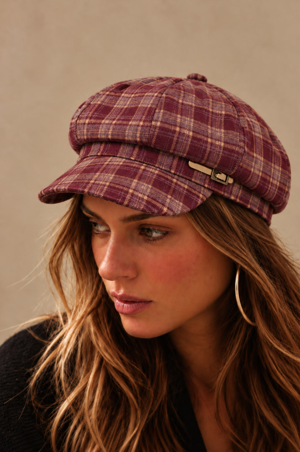 La casquette gavroche à carreaux avec détail boucle