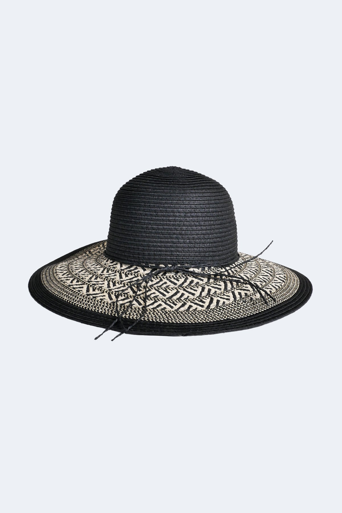 Wide brim hat with contrast detail