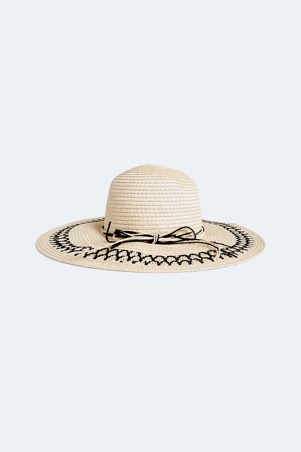 Le chapeau de soleil à large bord et détails contrastés