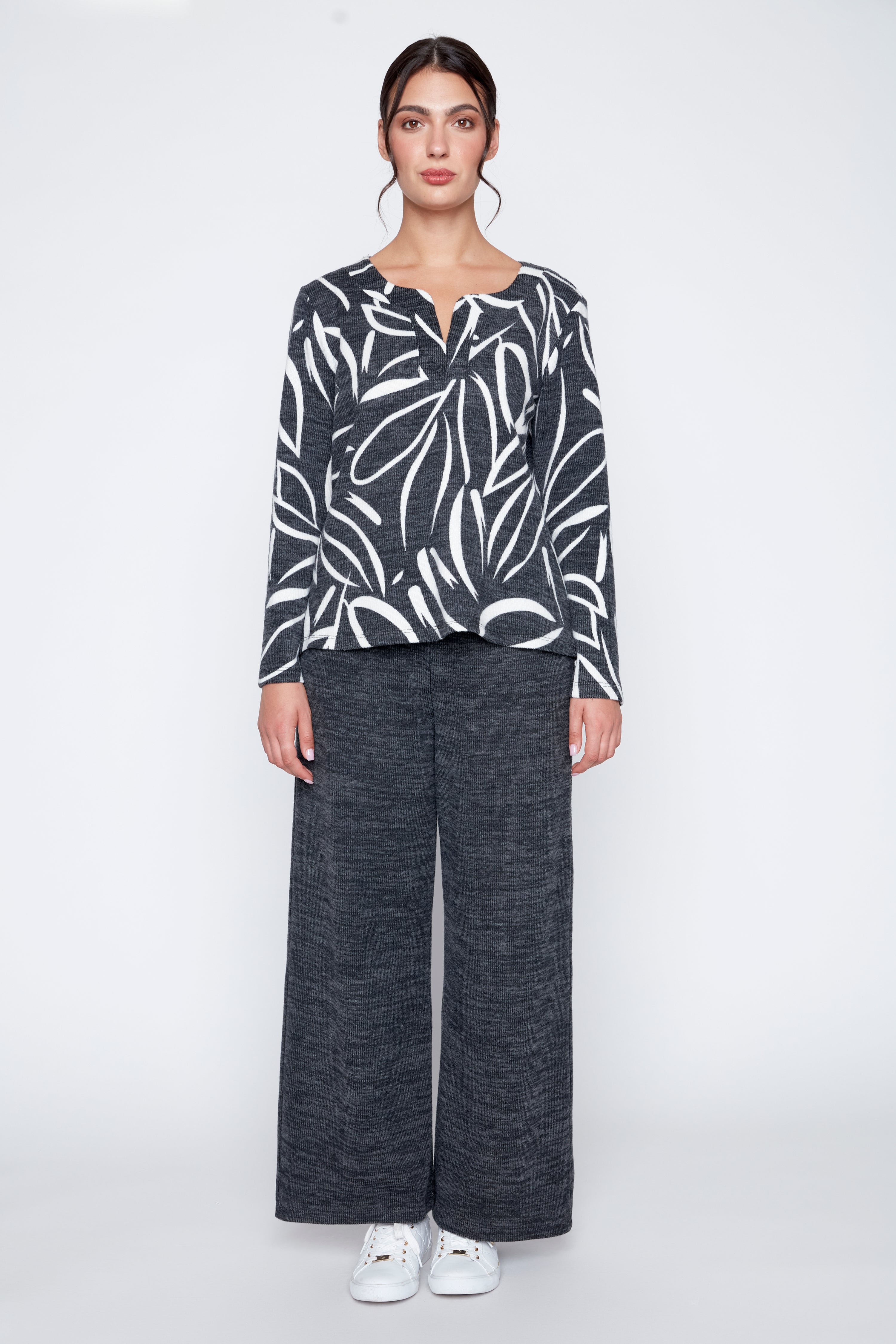 Le haut imprimé en tricot pelucheux