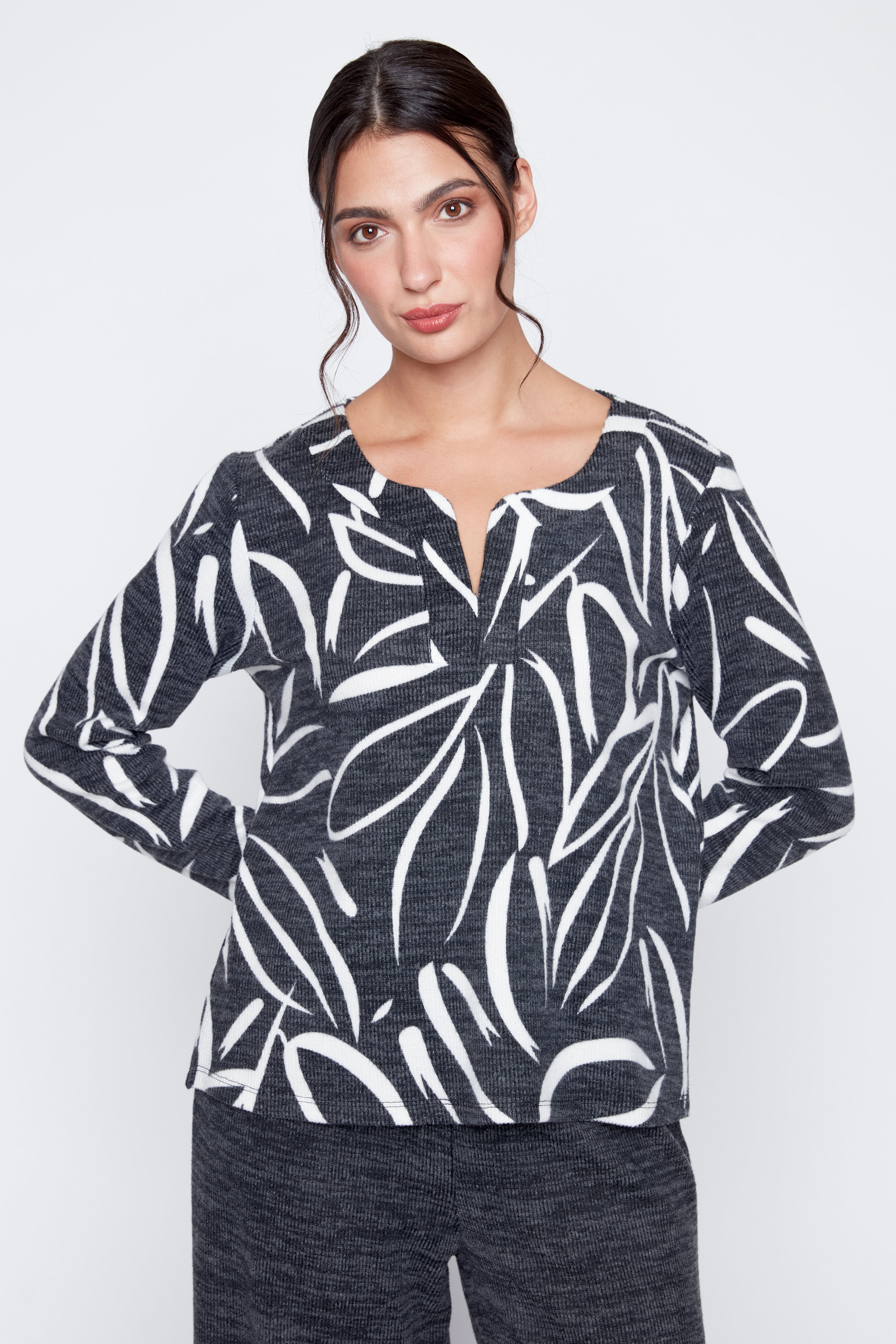 Le haut imprimé en tricot pelucheux