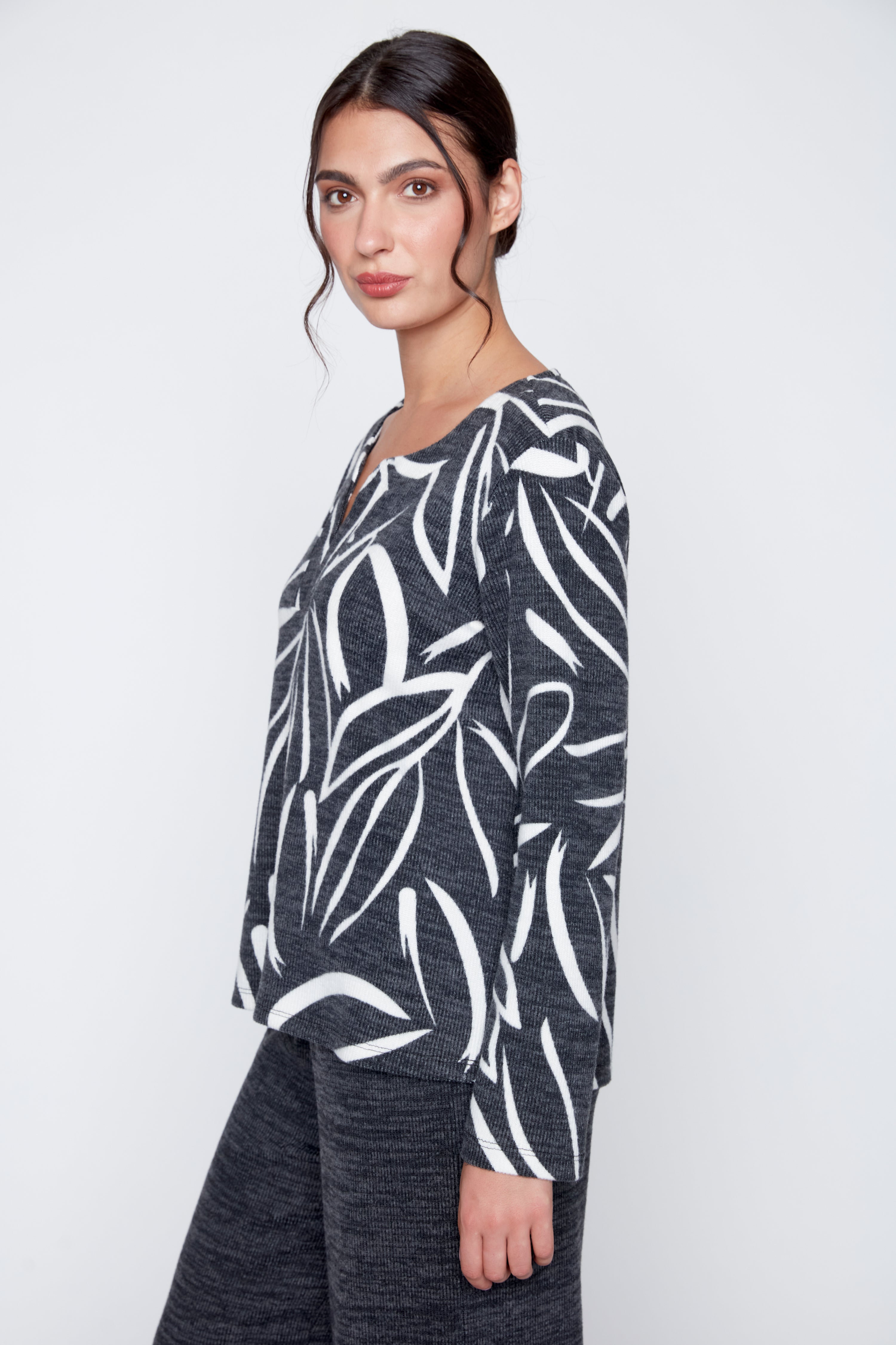 Le haut imprimé en tricot pelucheux