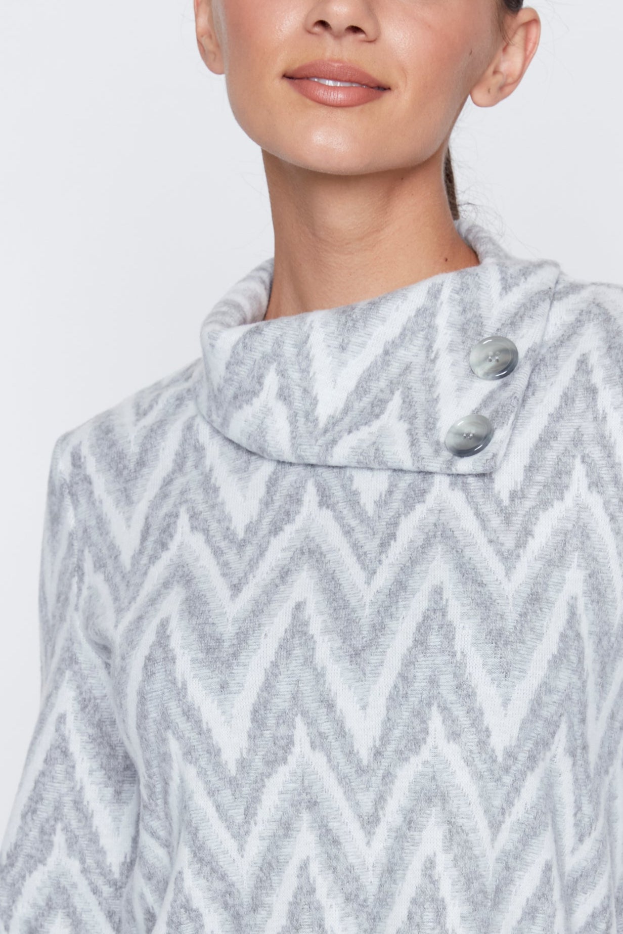 Le haut jacquard à col fendu