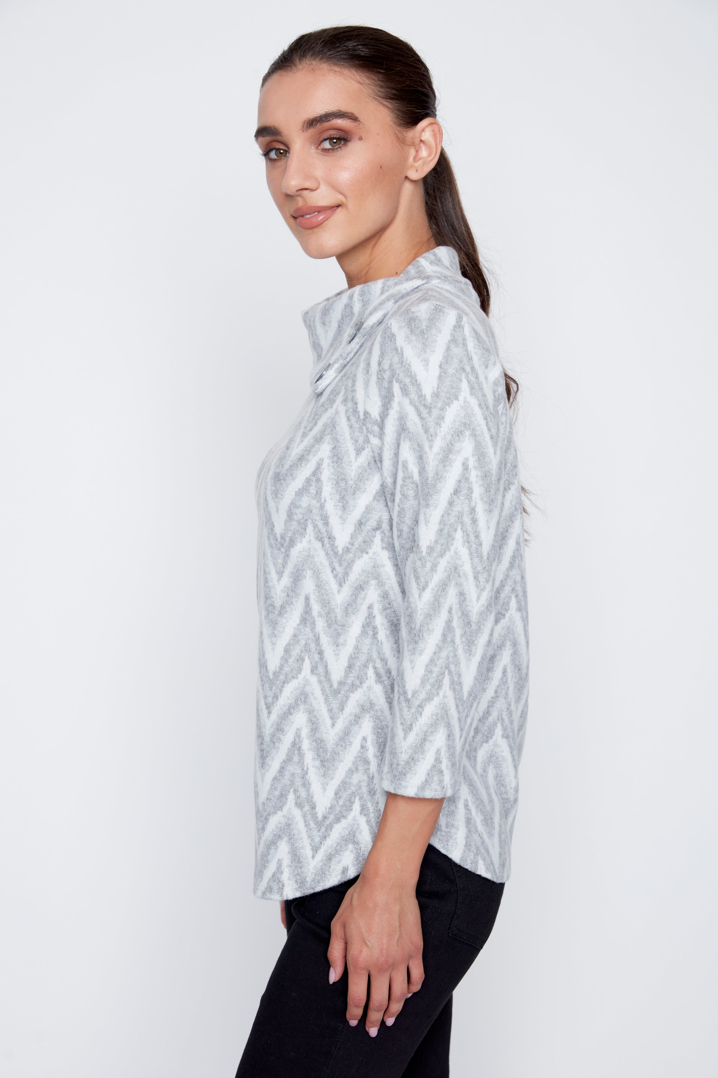 Le haut jacquard à col fendu