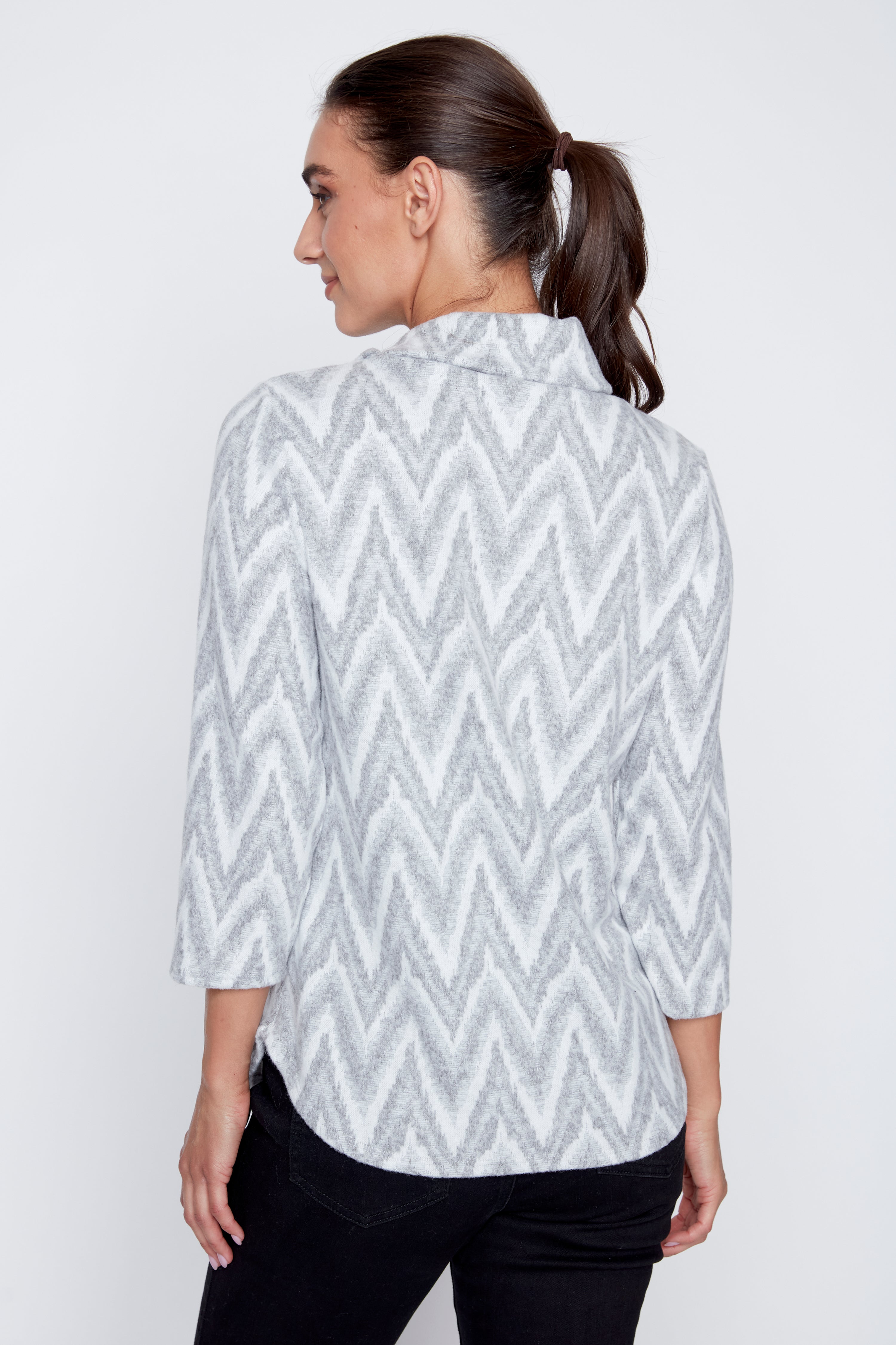 Le haut jacquard à col fendu
