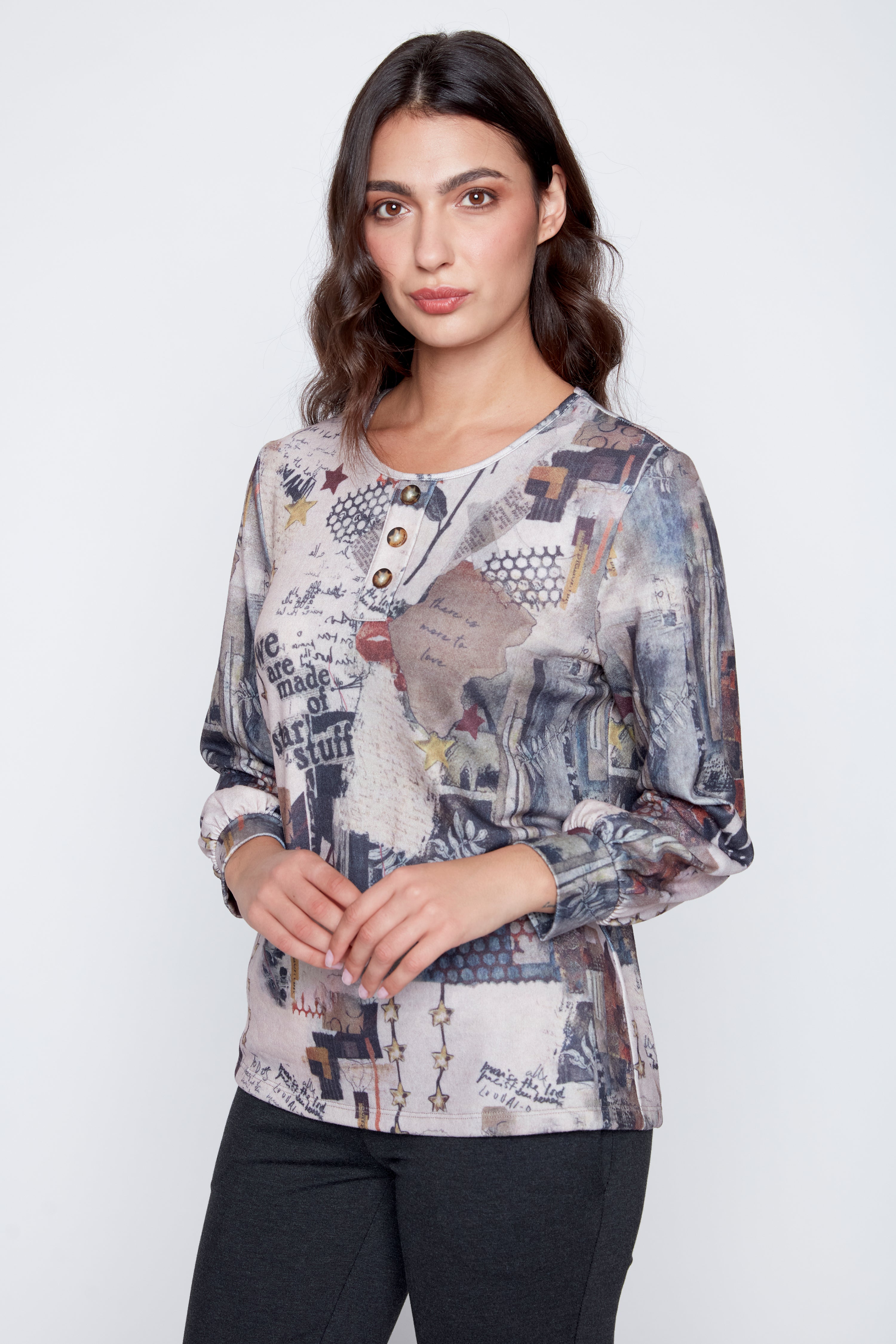 Le haut imprimé avec détail boutonné