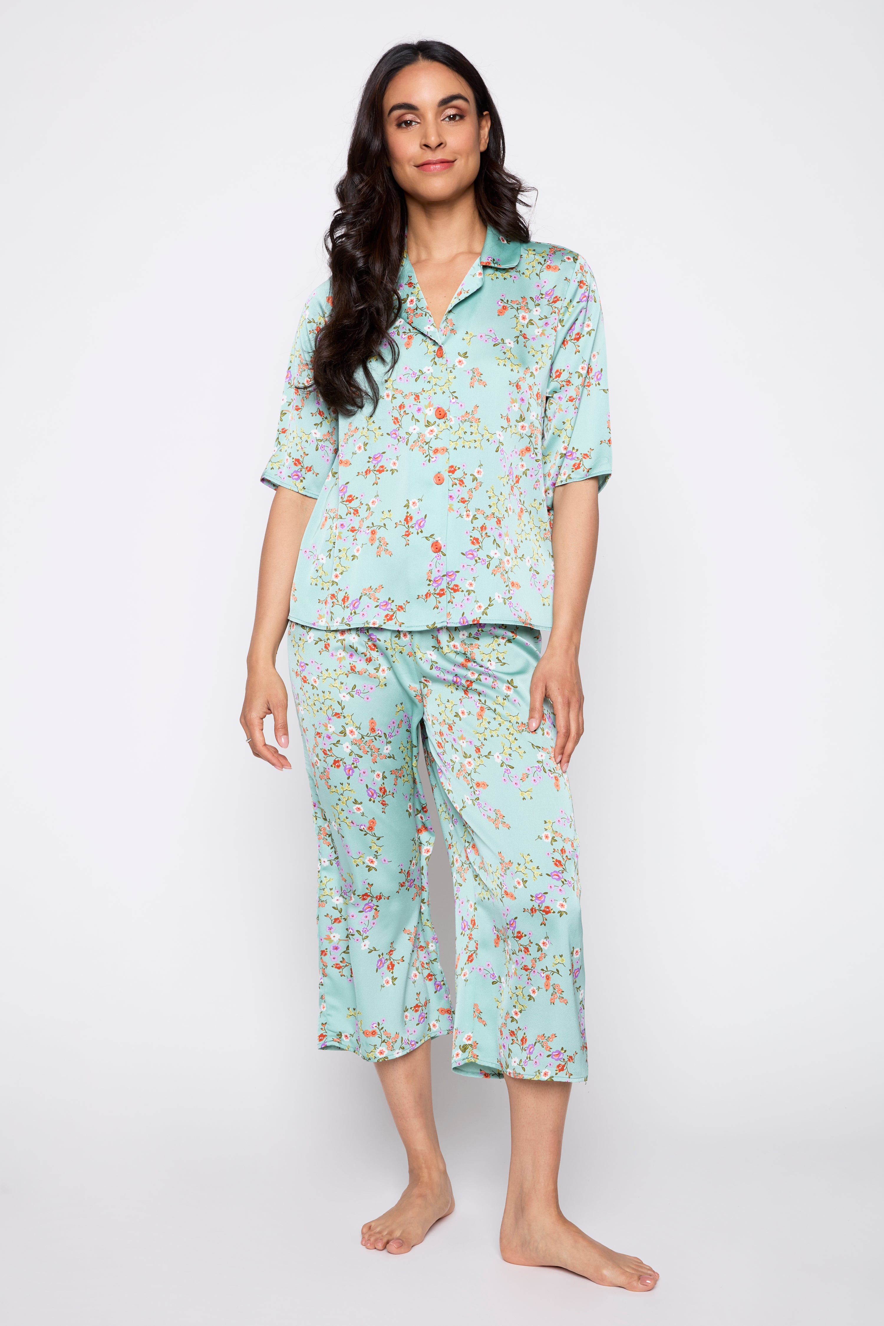 Le pyjama en satin à imprimé floral