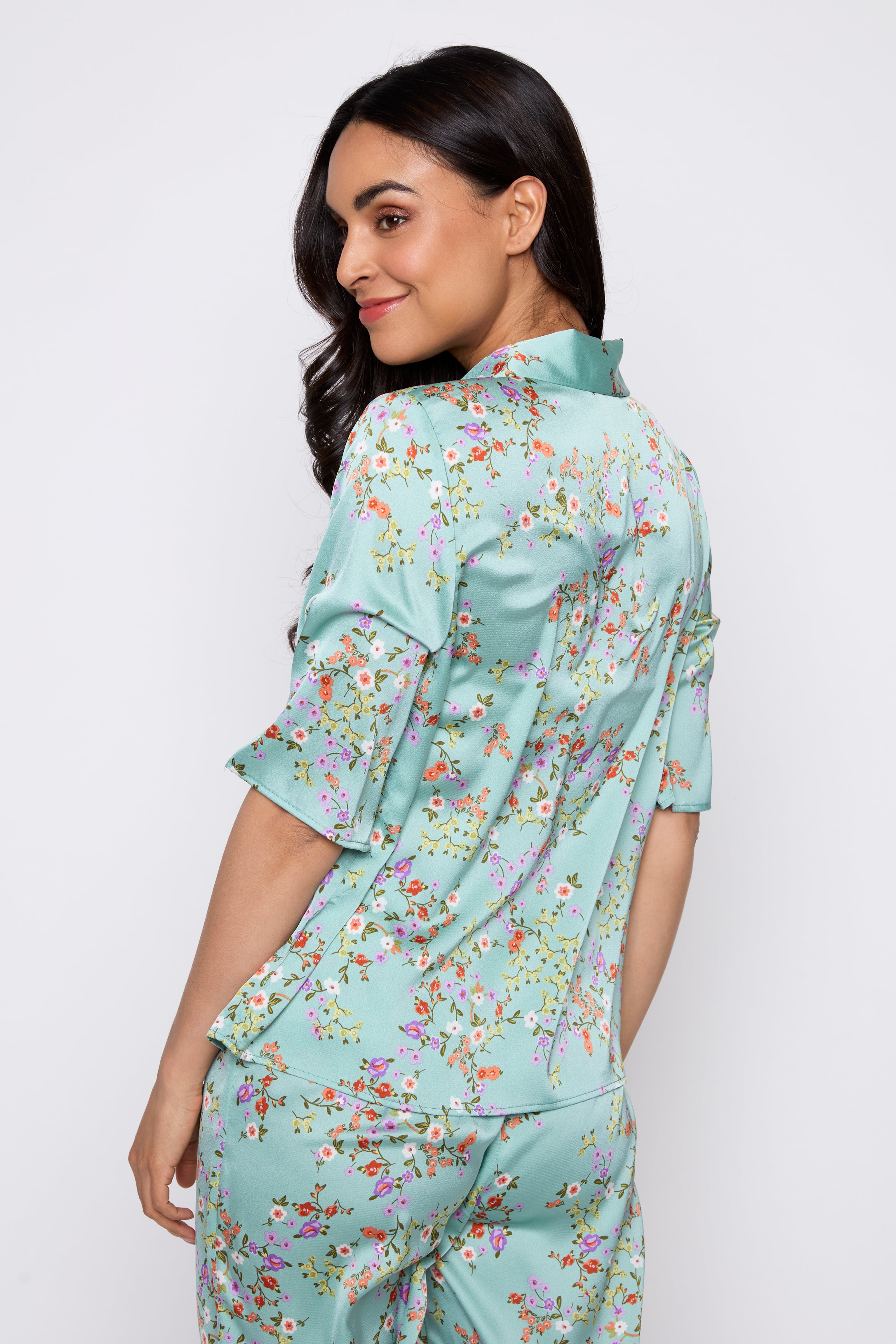 Le pyjama en satin à imprimé floral
