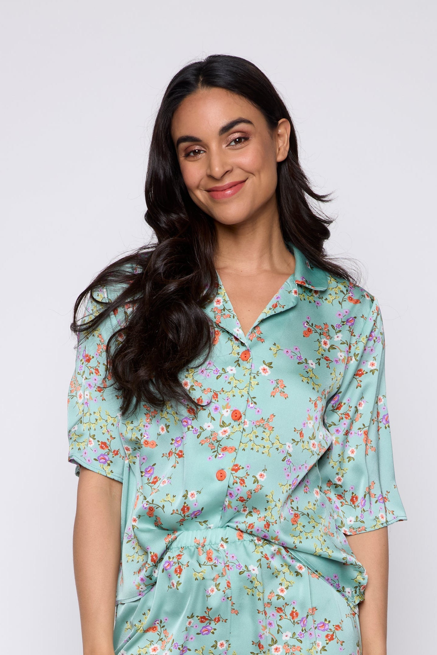 Le pyjama en satin à imprimé floral