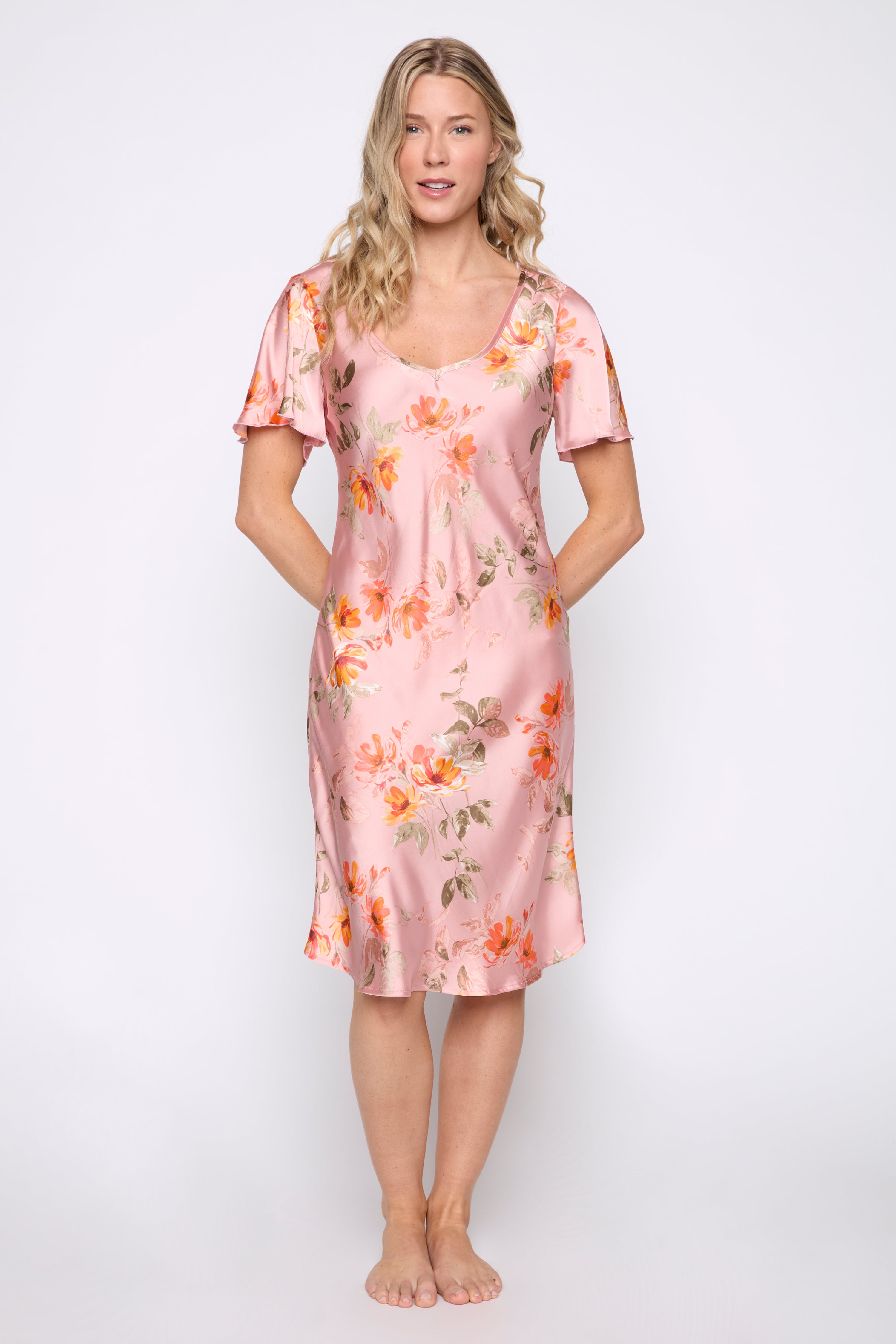 La robe de nuit en satin à imprimé floral.