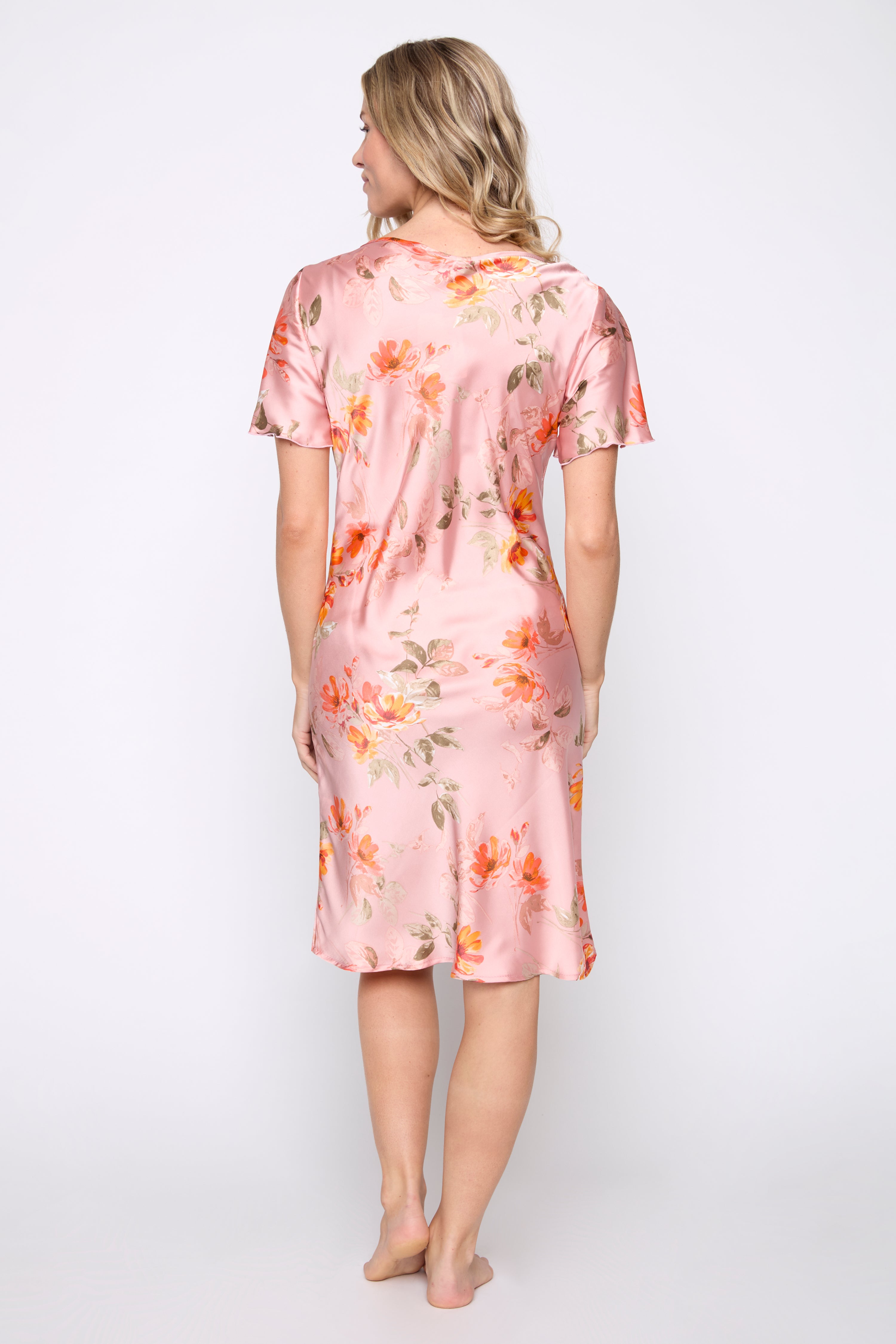 La robe de nuit en satin à imprimé floral.
