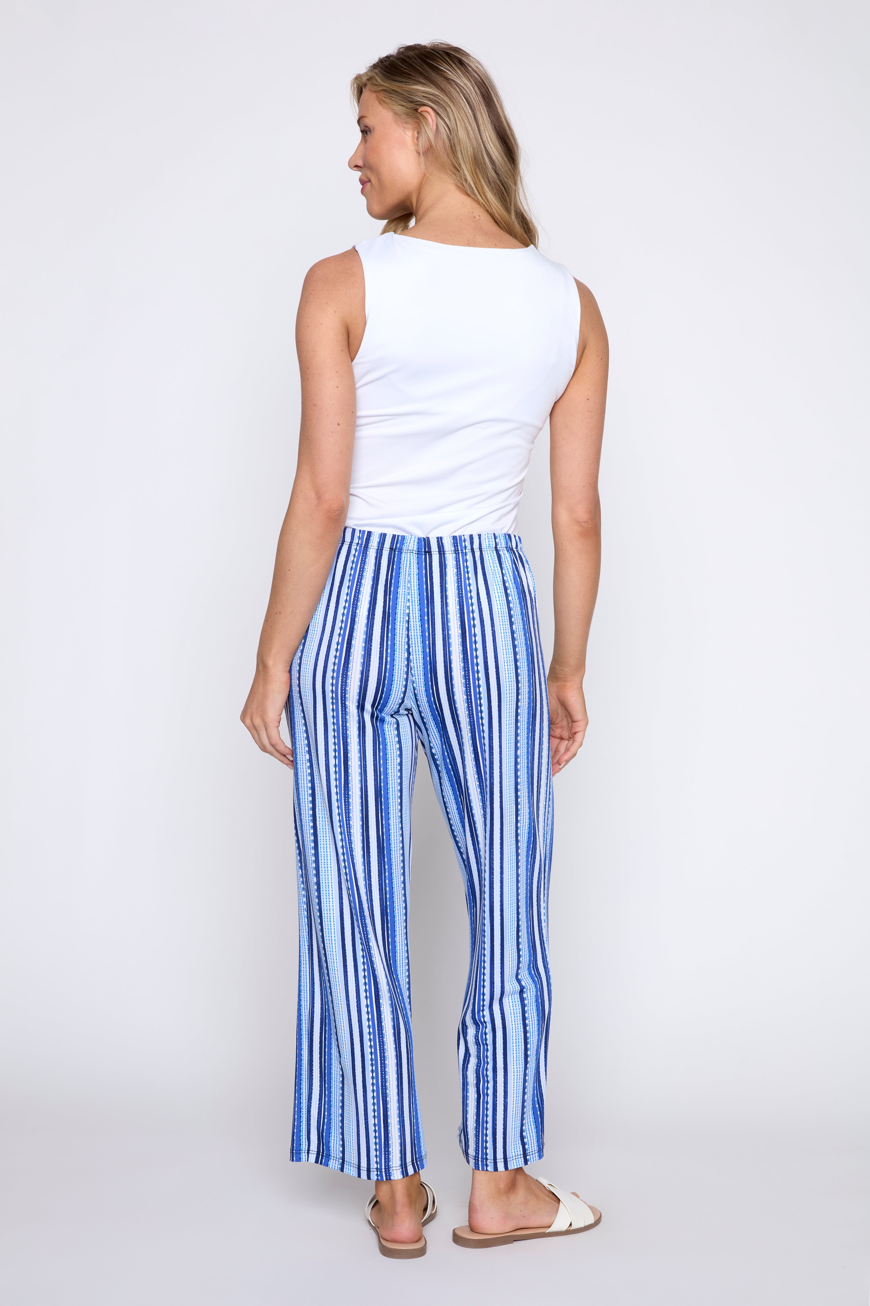 Le pantalon à rayures bleues