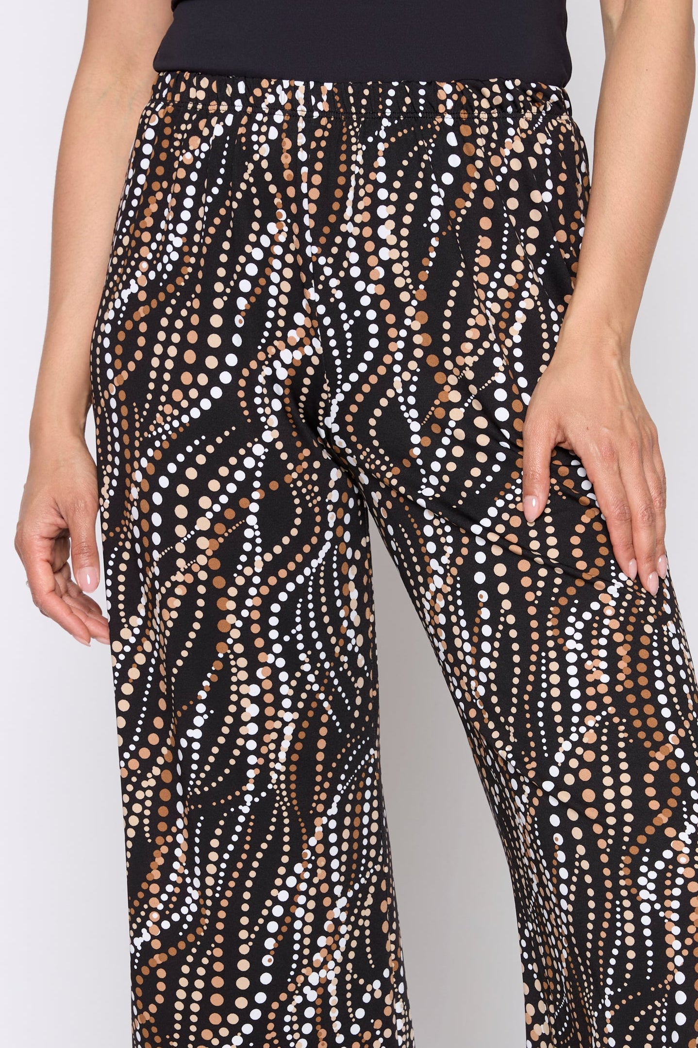 Le pantalon gaucho à motif pois bicolore