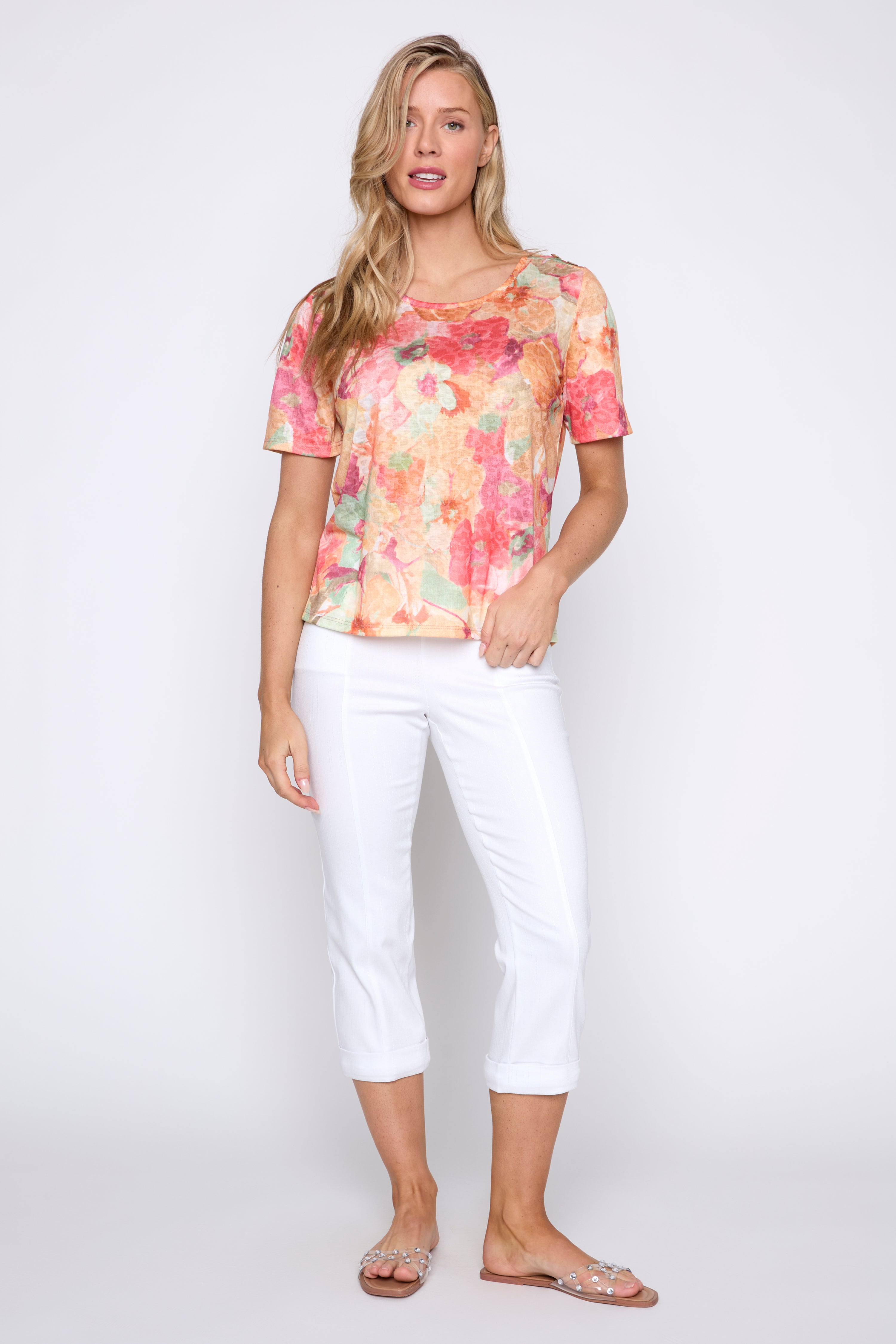 Le T-shirt corail dévoré avec détails boutonnés