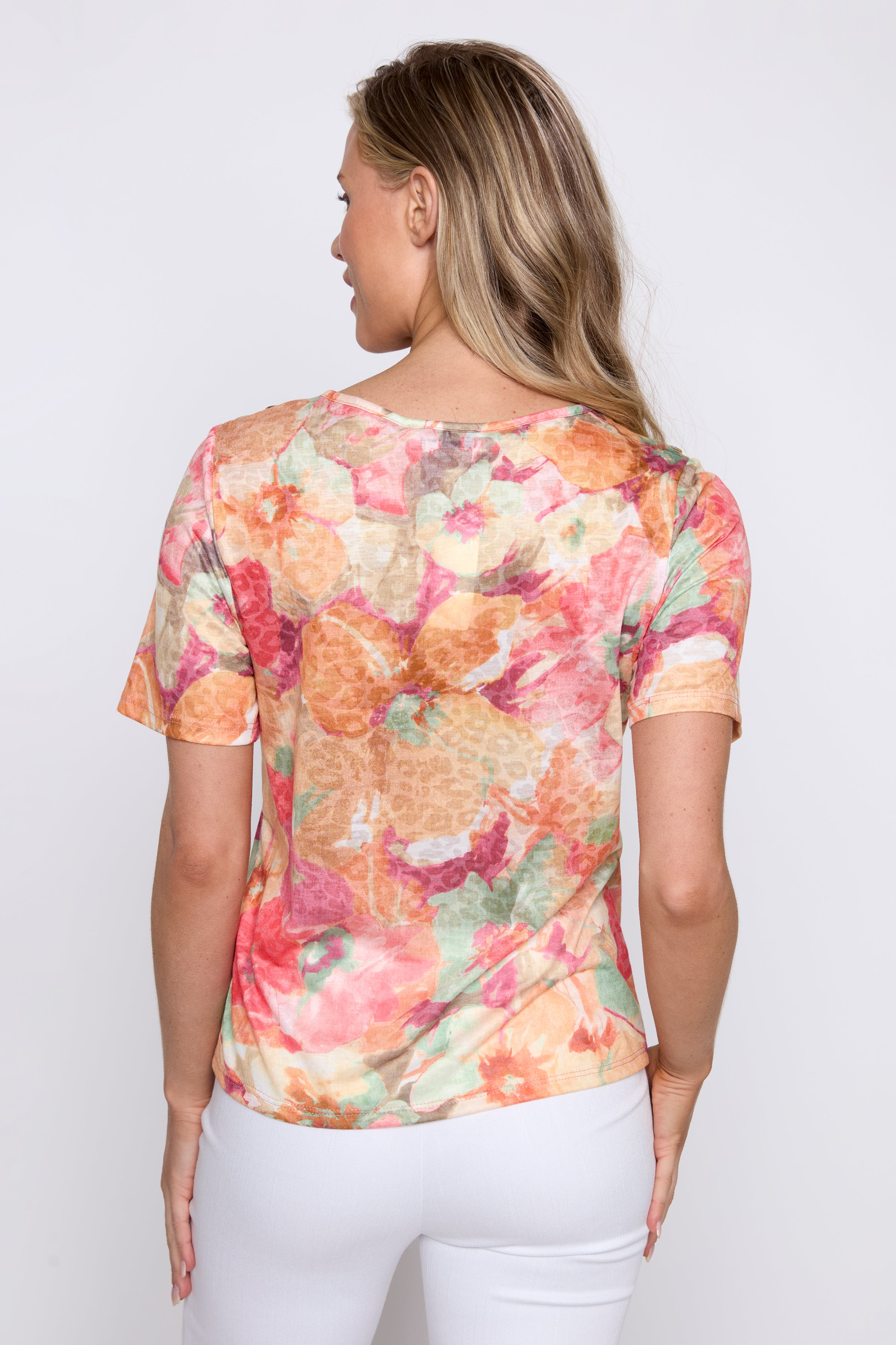 Le T-shirt corail dévoré avec détails boutonnés