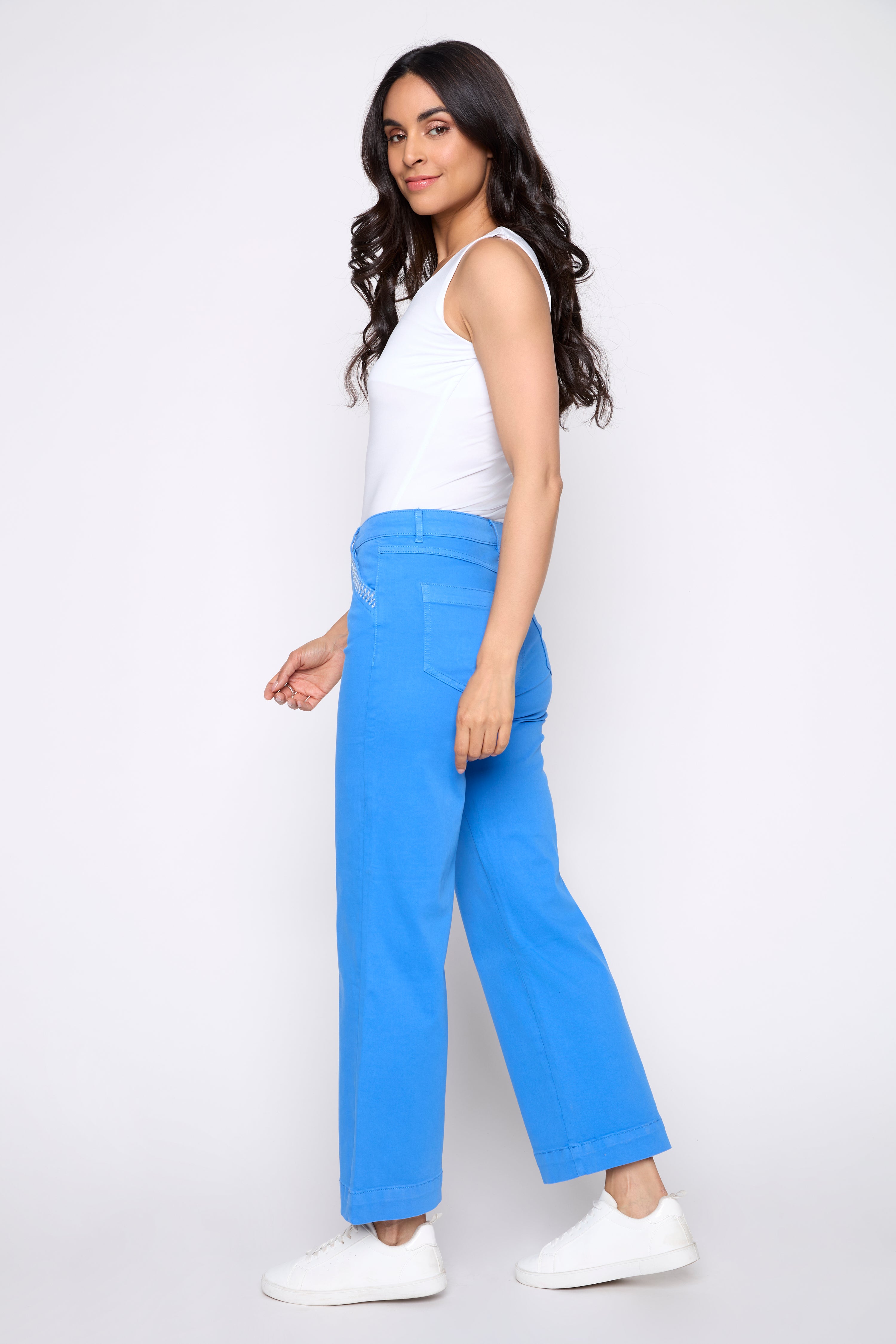 Le jean à jambe évasé avec poche à détail brodée