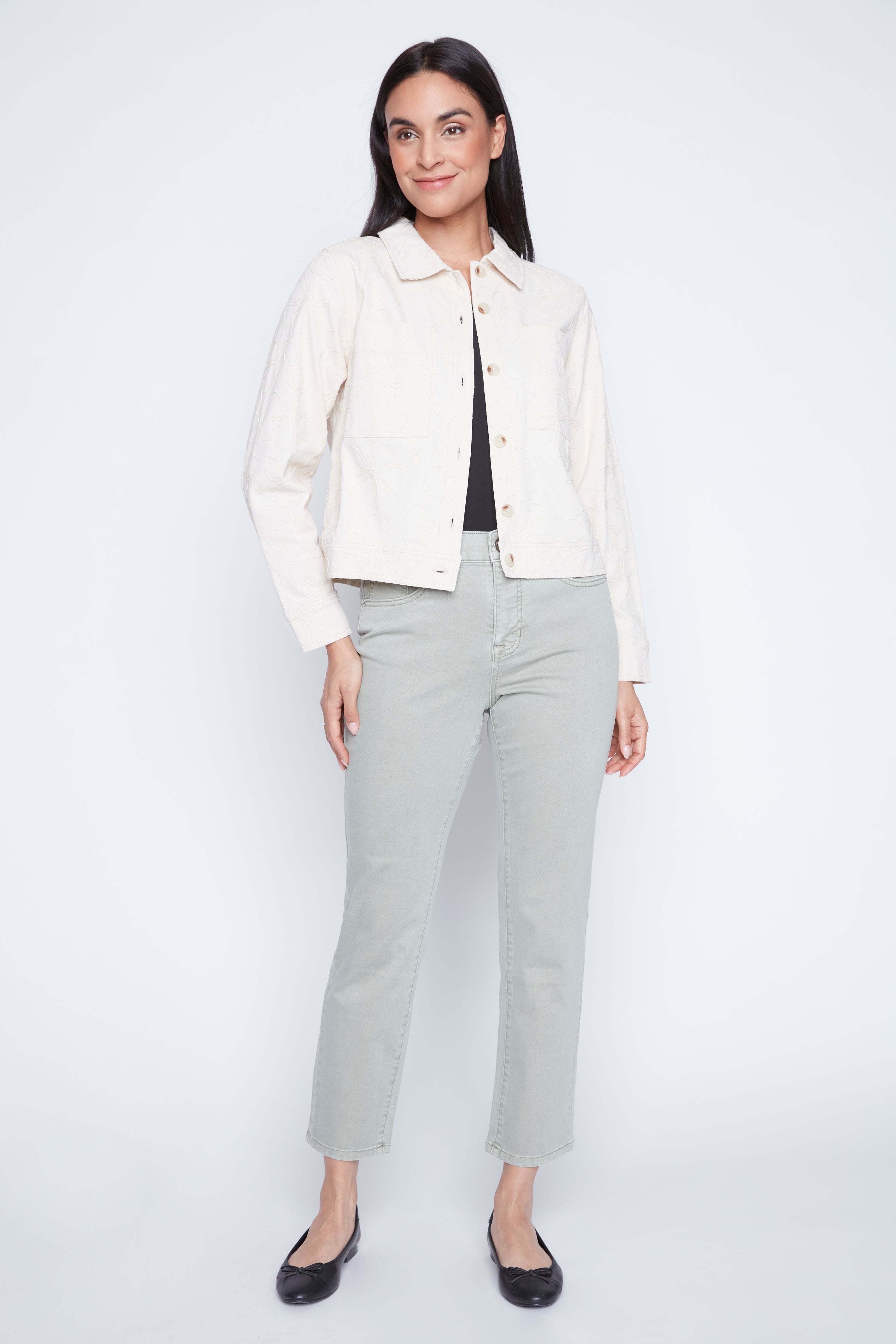 La veste en denim à broderie florale