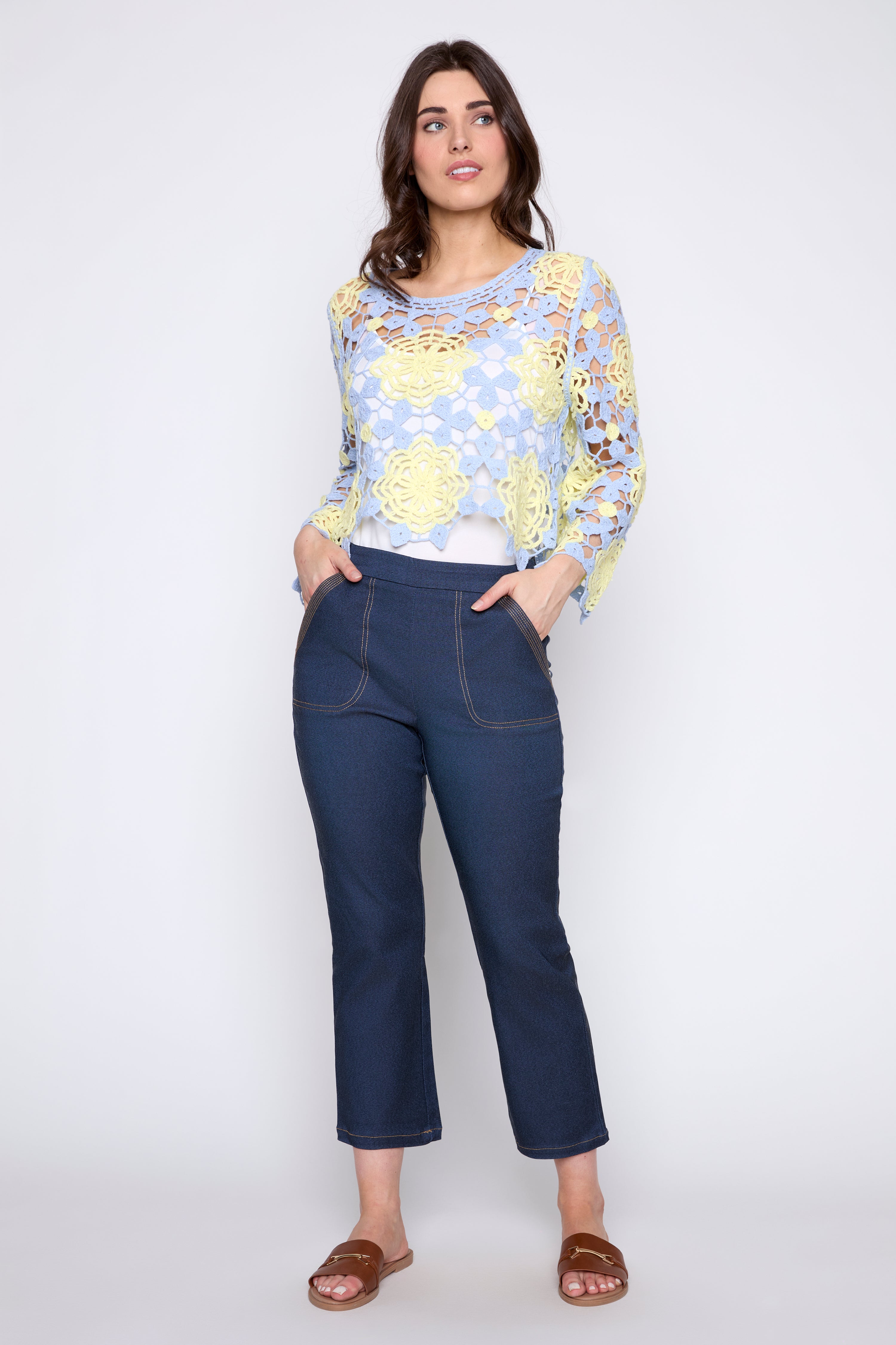 Le haut en crochet à fleurs bicolores