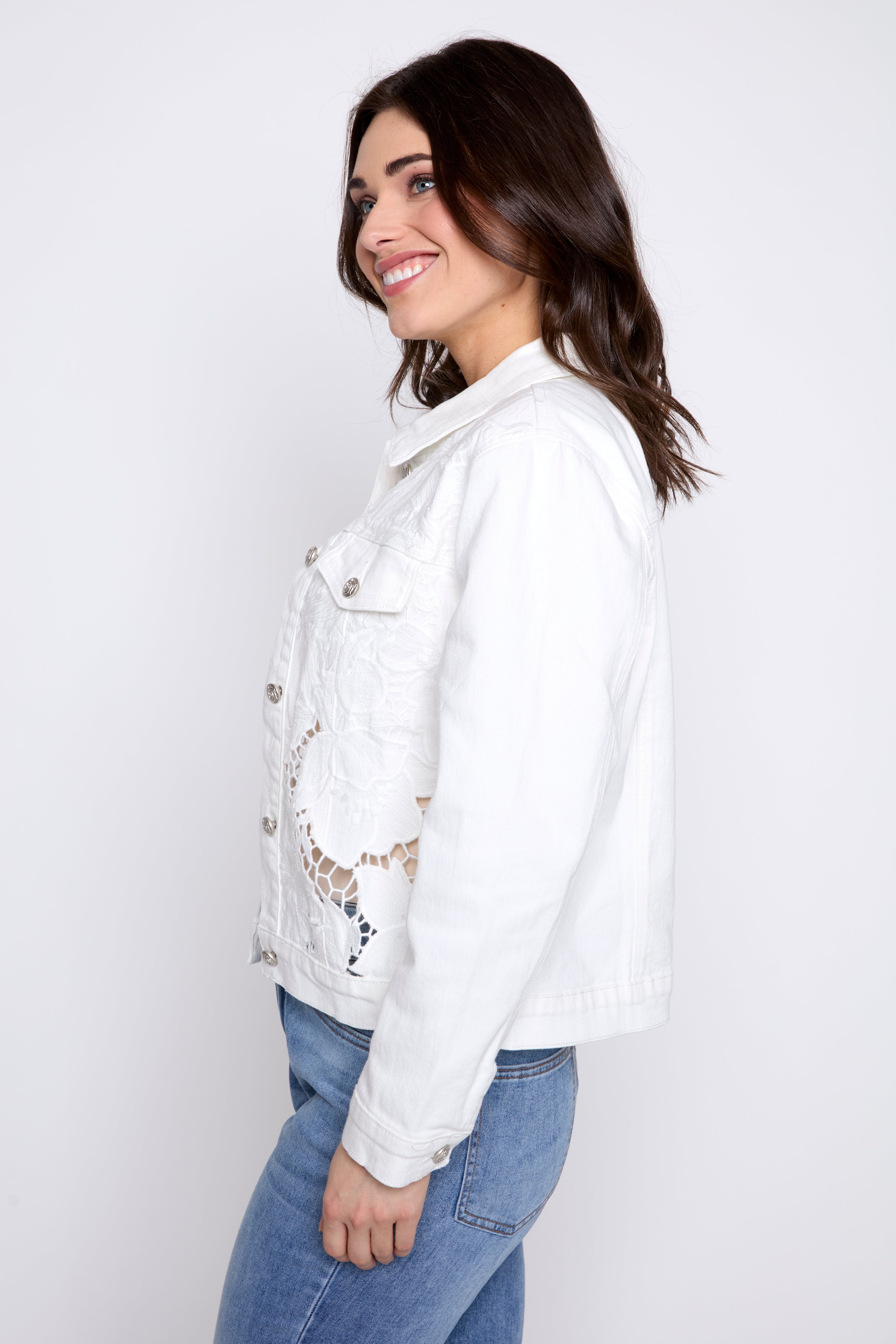 La veste à fleurs brodée ajourée