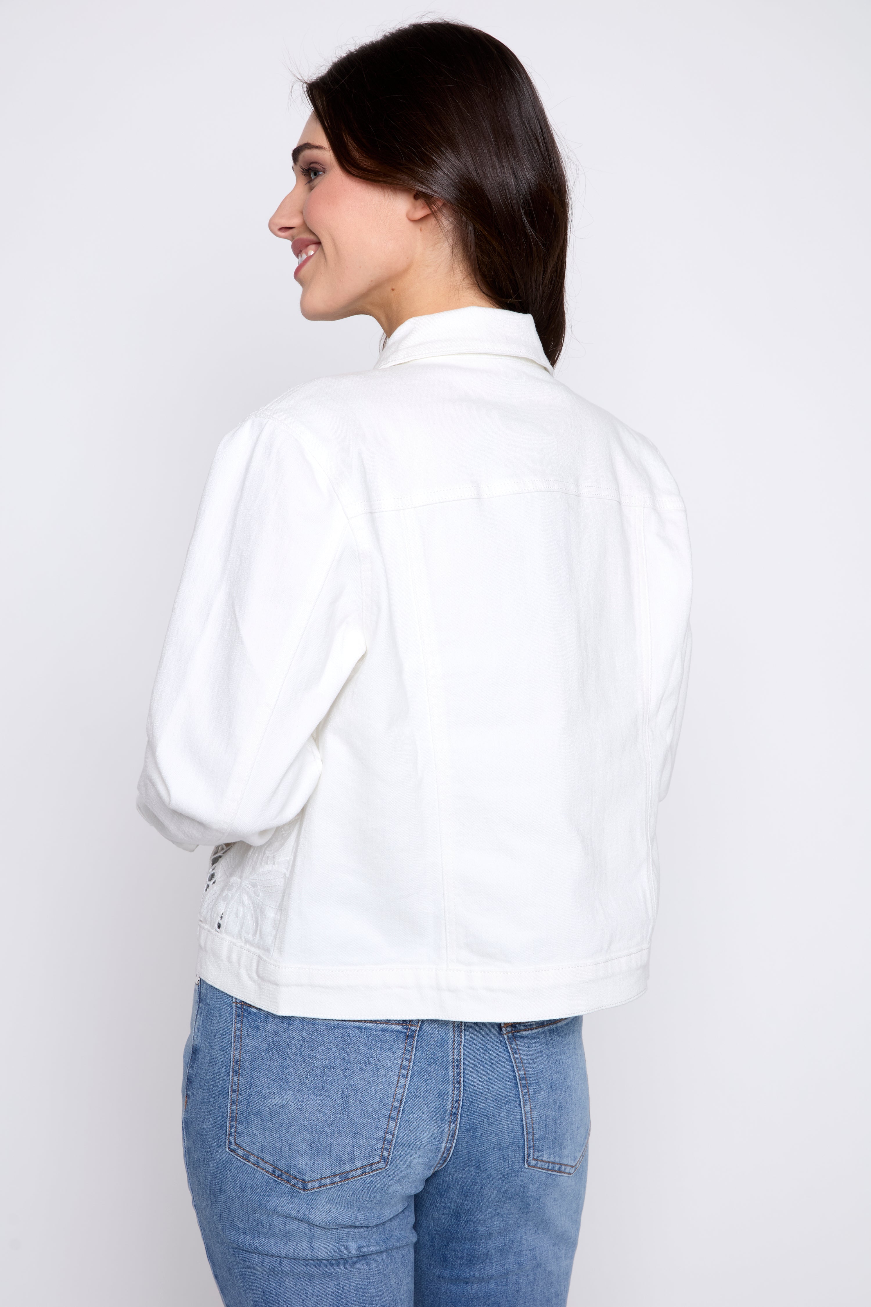 La veste à fleurs brodée ajourée