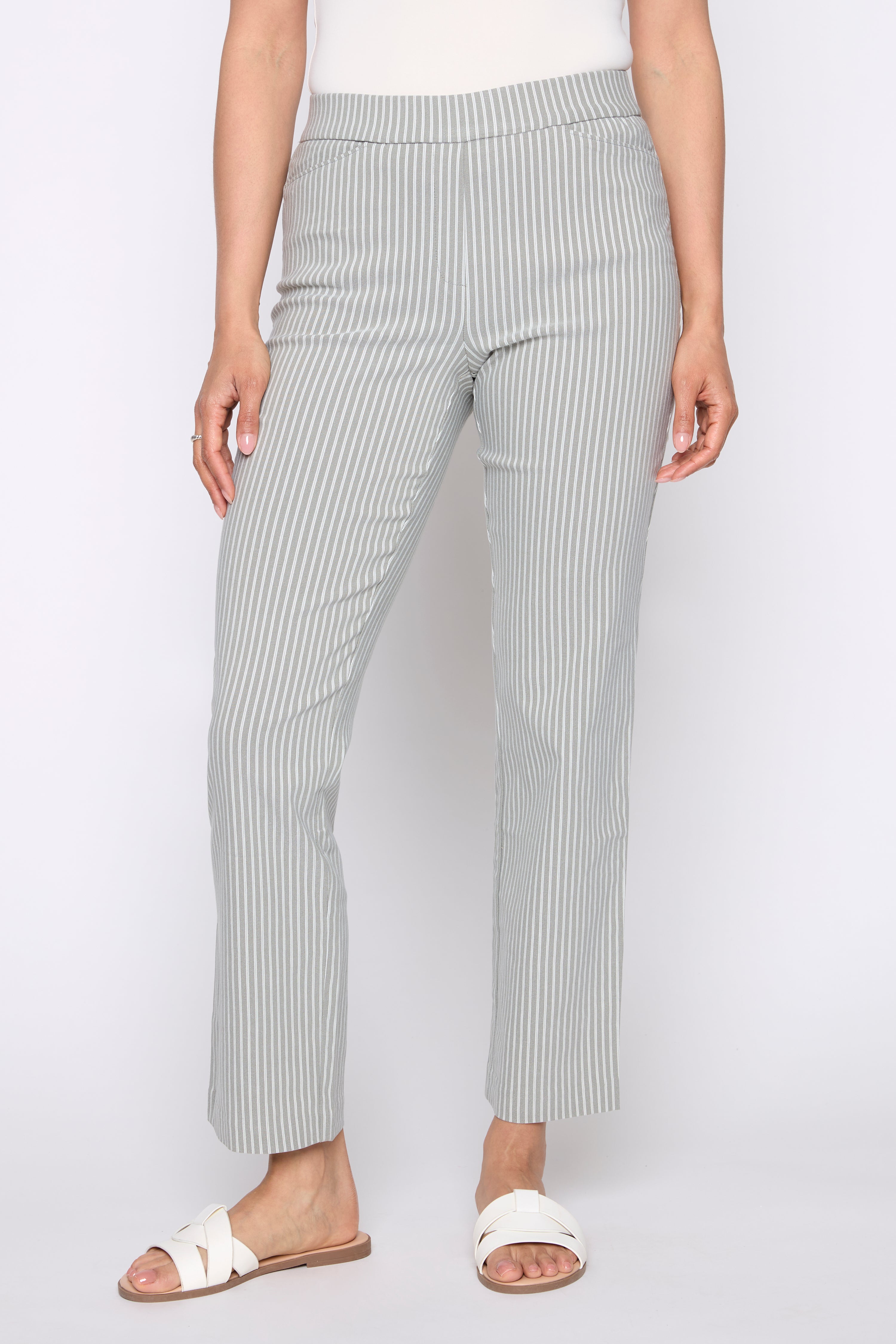Le pantalon rayé à jambe droite