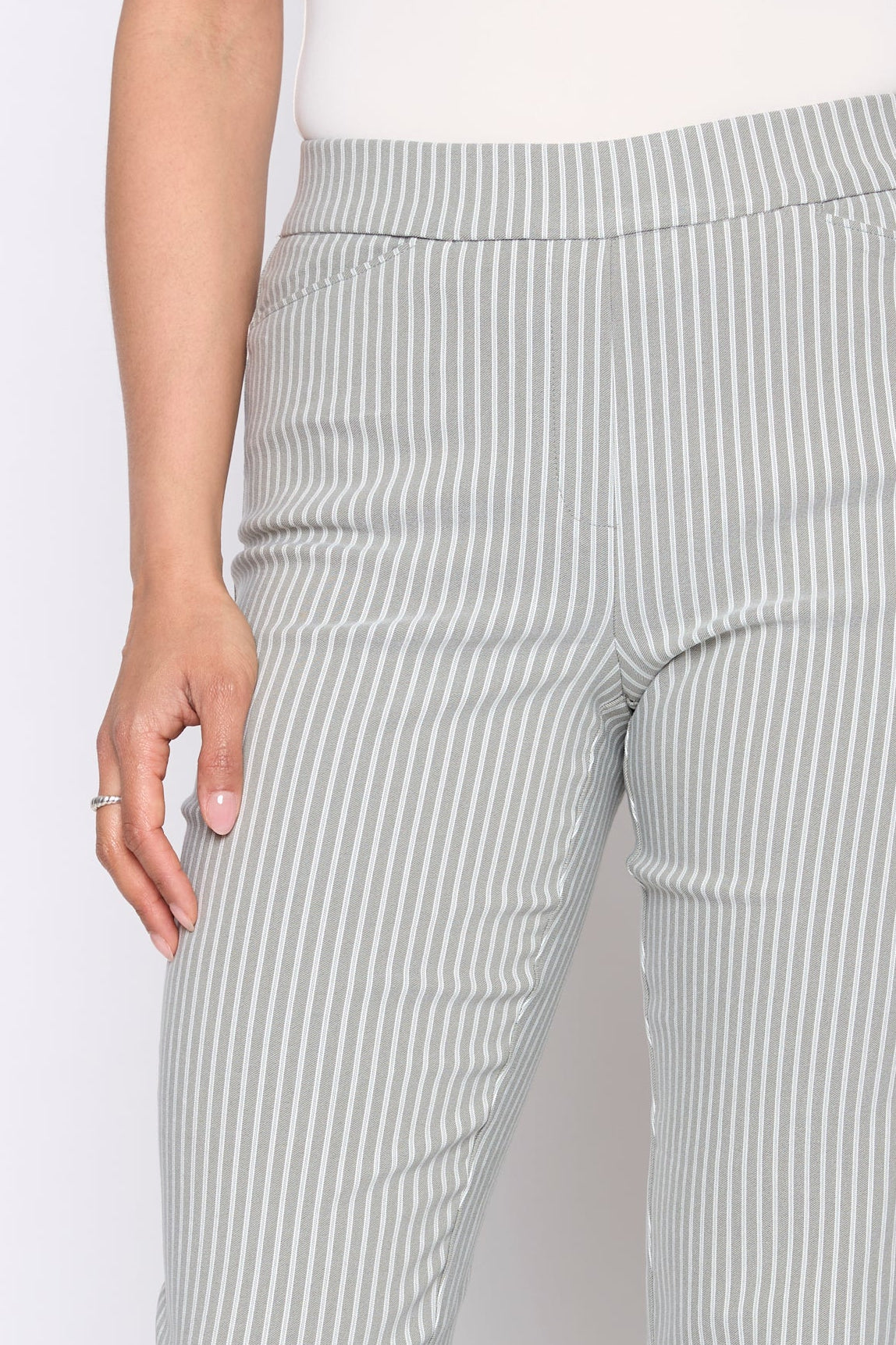 Le pantalon rayé à jambe droite