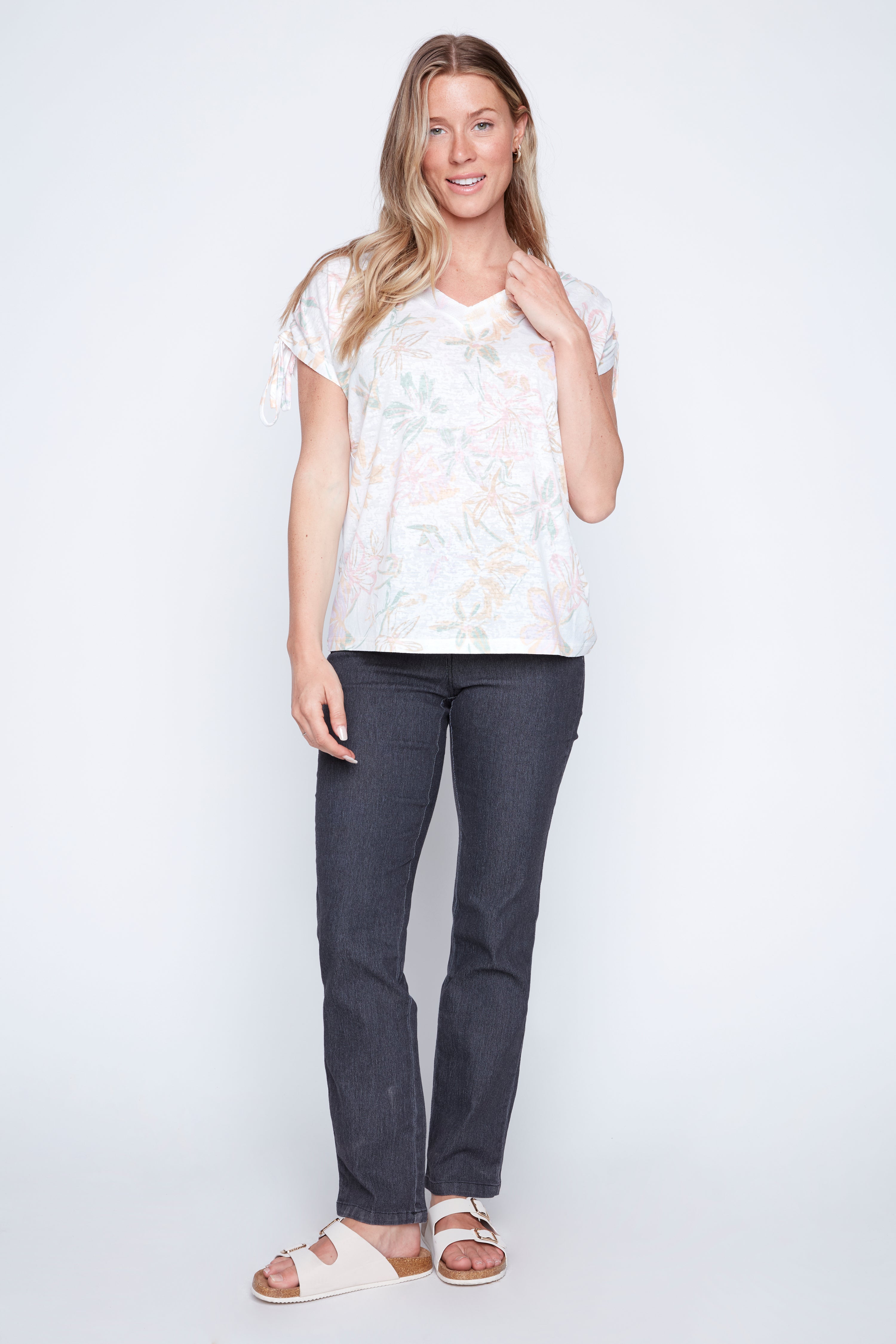 Le haut à imprimé floral doux avec sequins