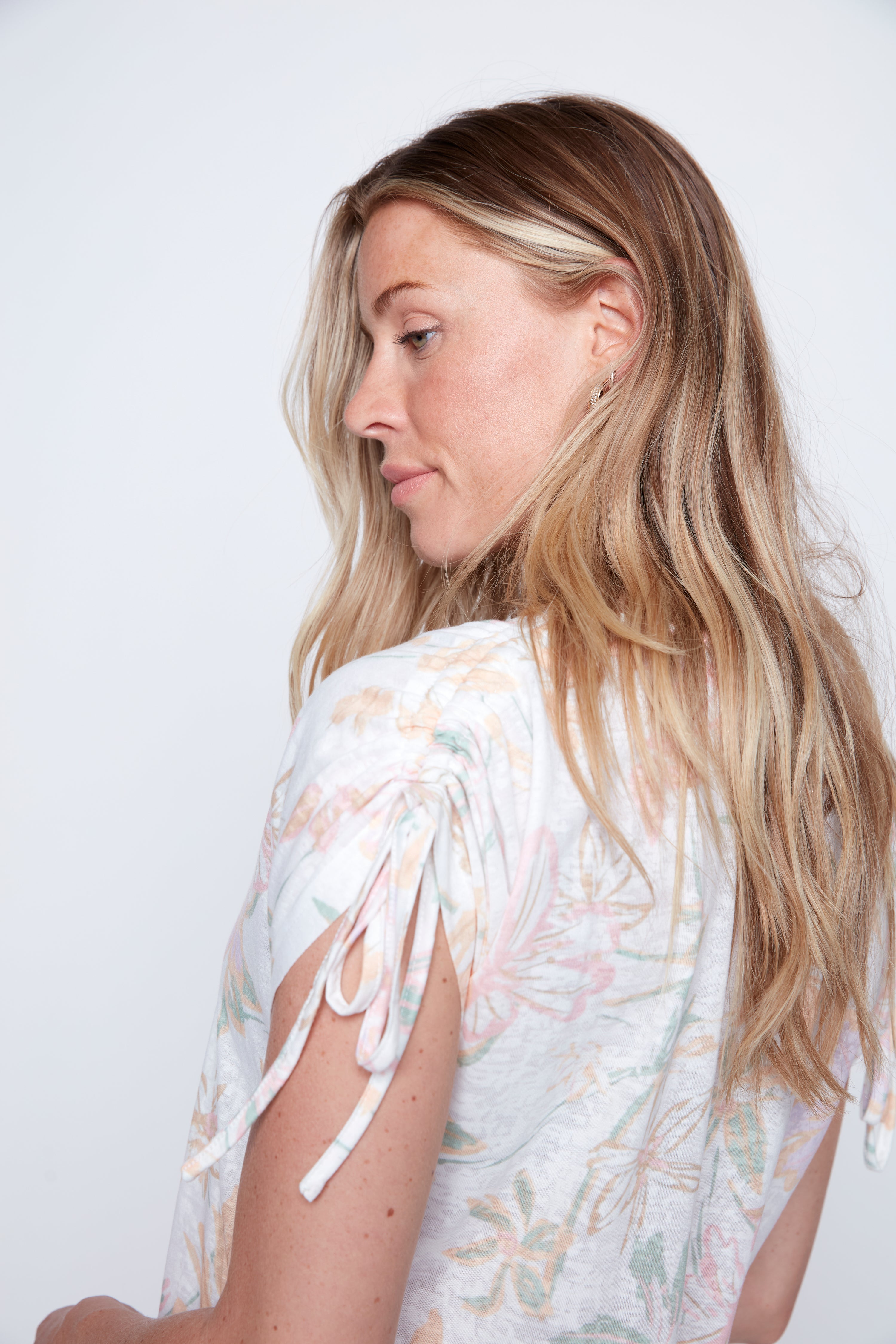 Le haut à imprimé floral doux avec sequins