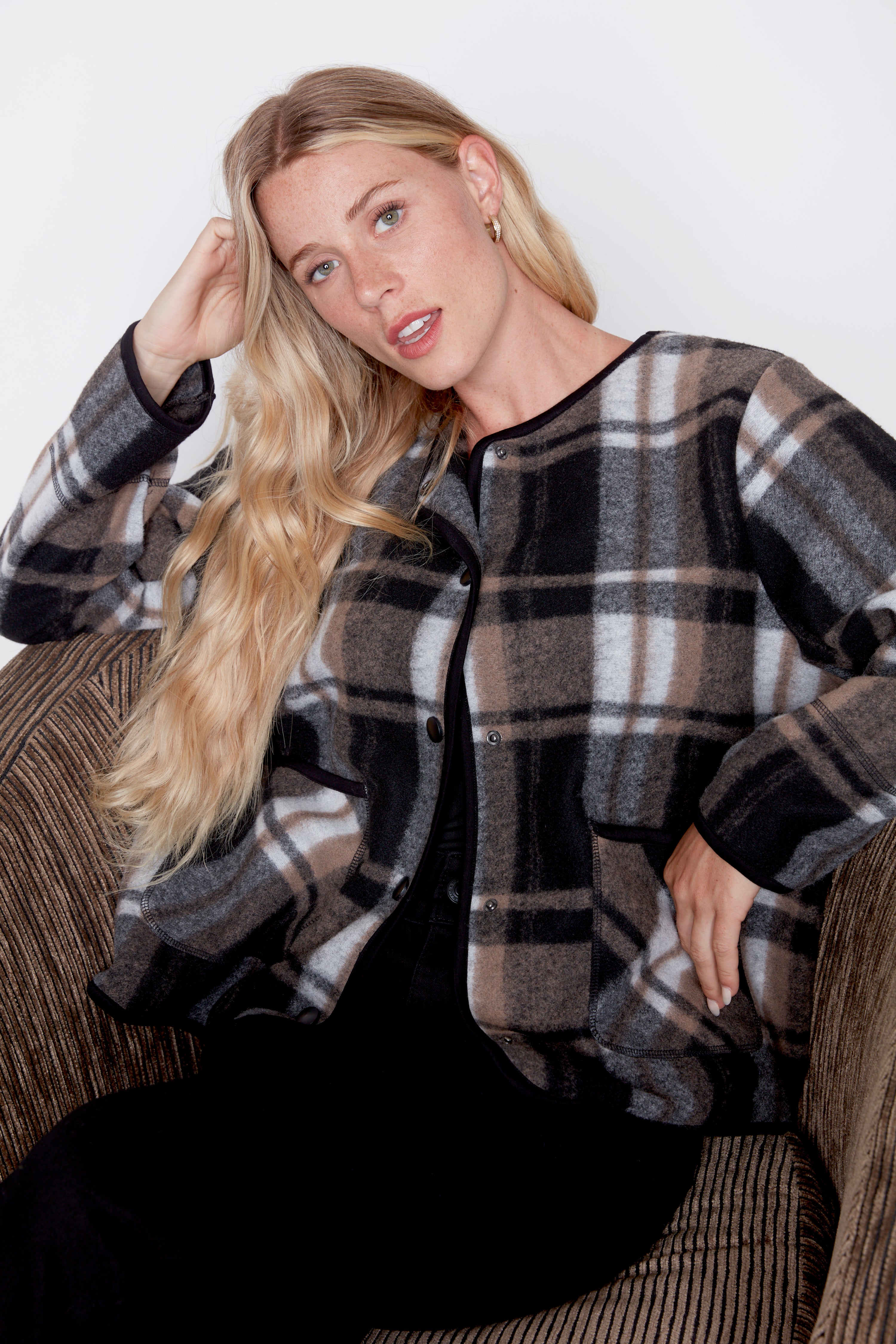 Collarless plaid jacket