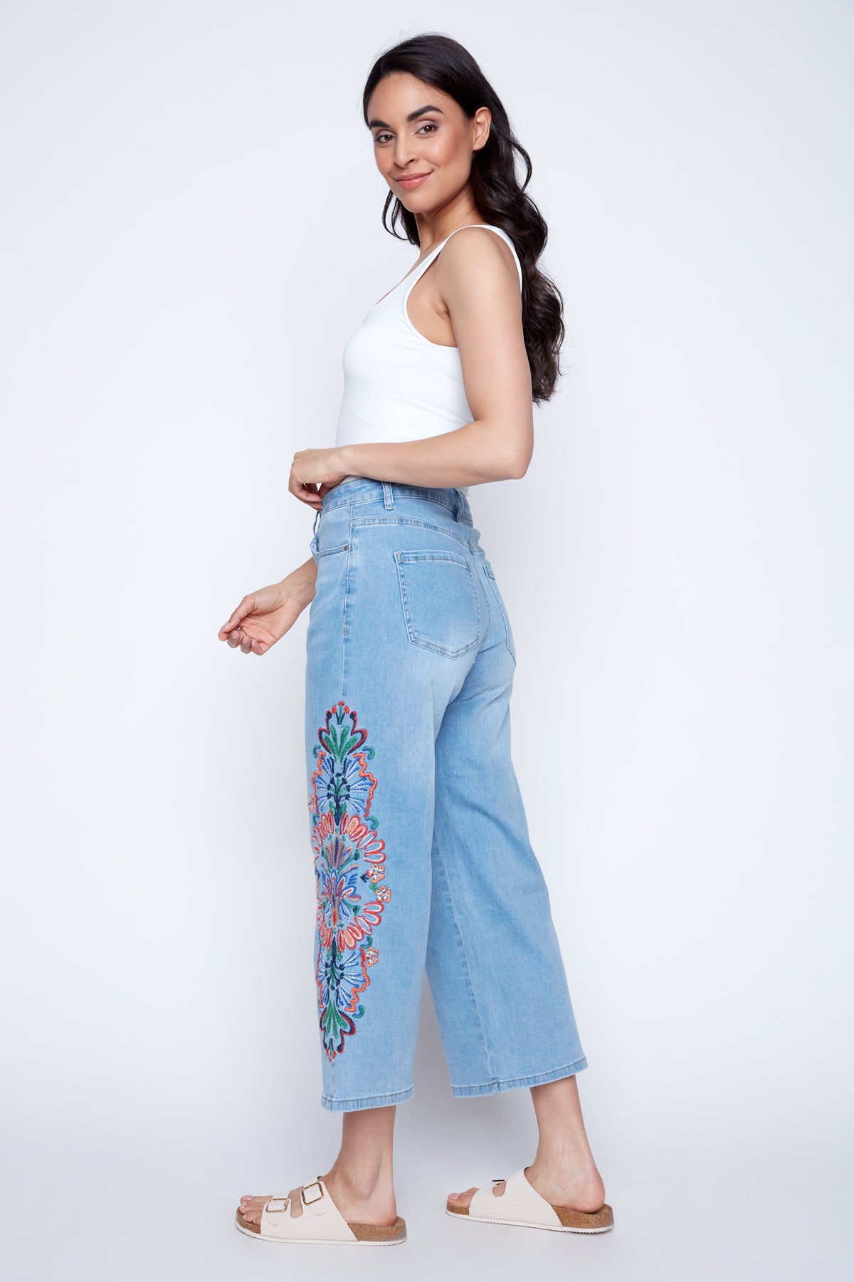 Le capri en denim brodé à jambes larges