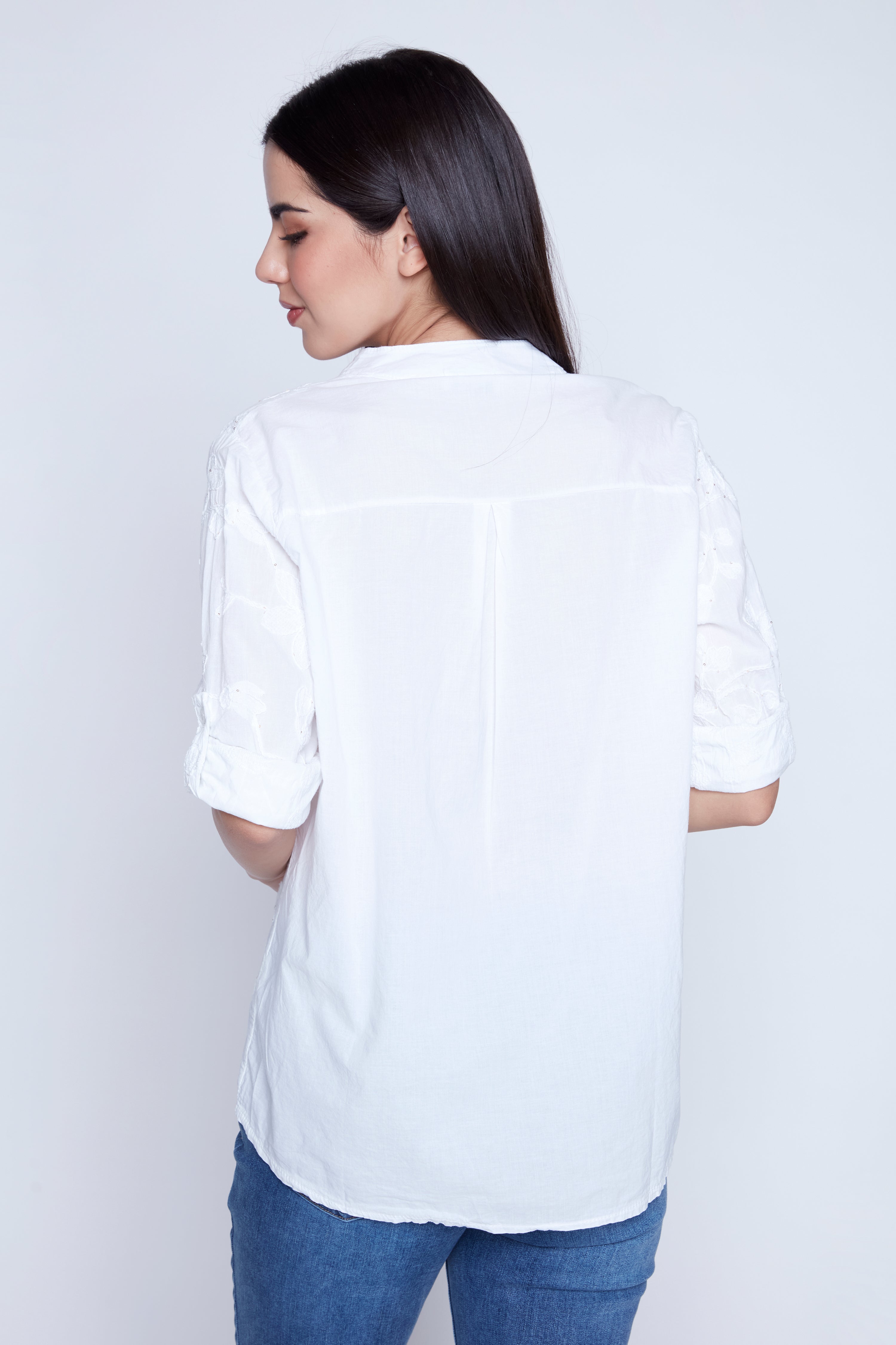 La blouse blanche en coton brodé