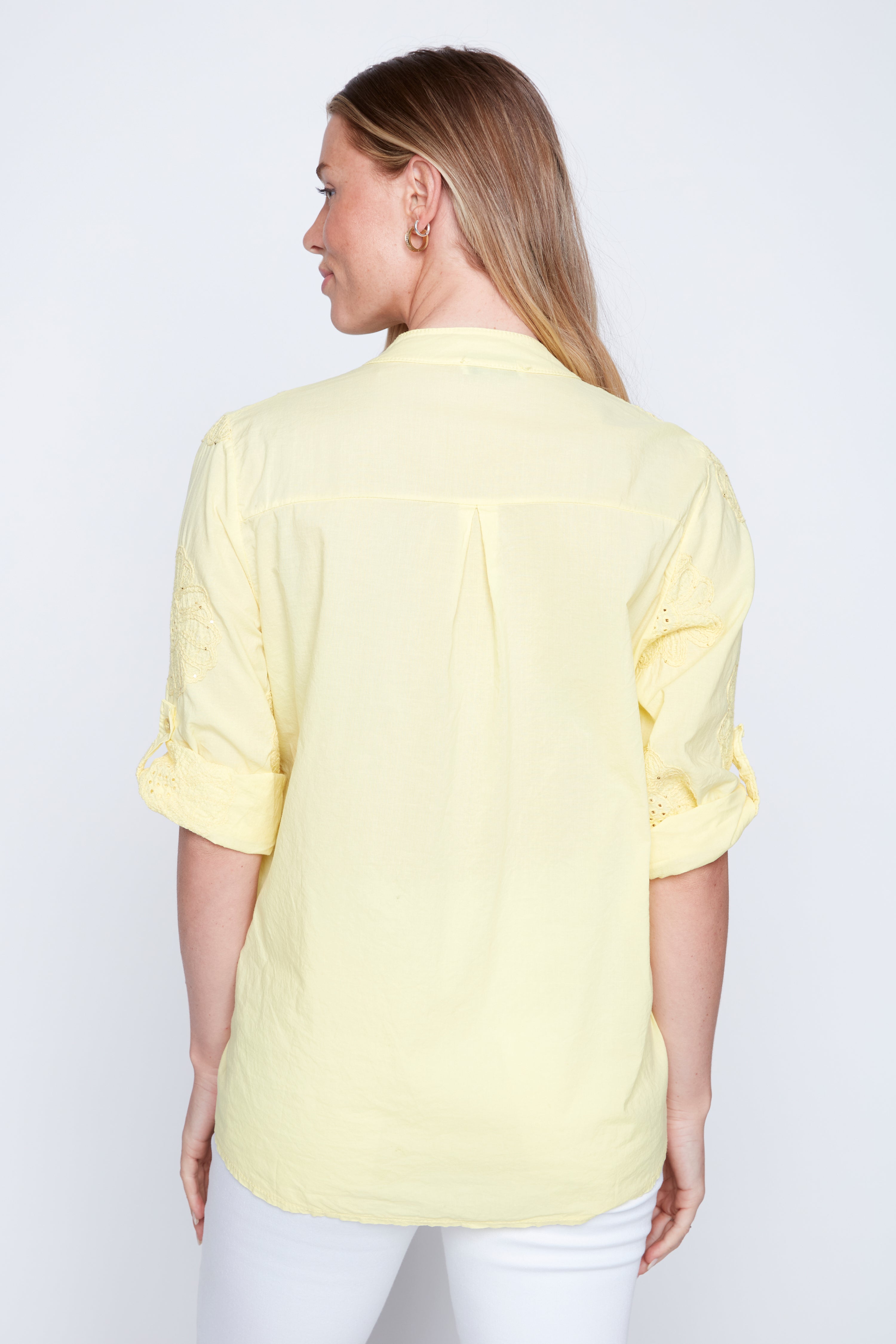 La blouse jaune en coton brodé