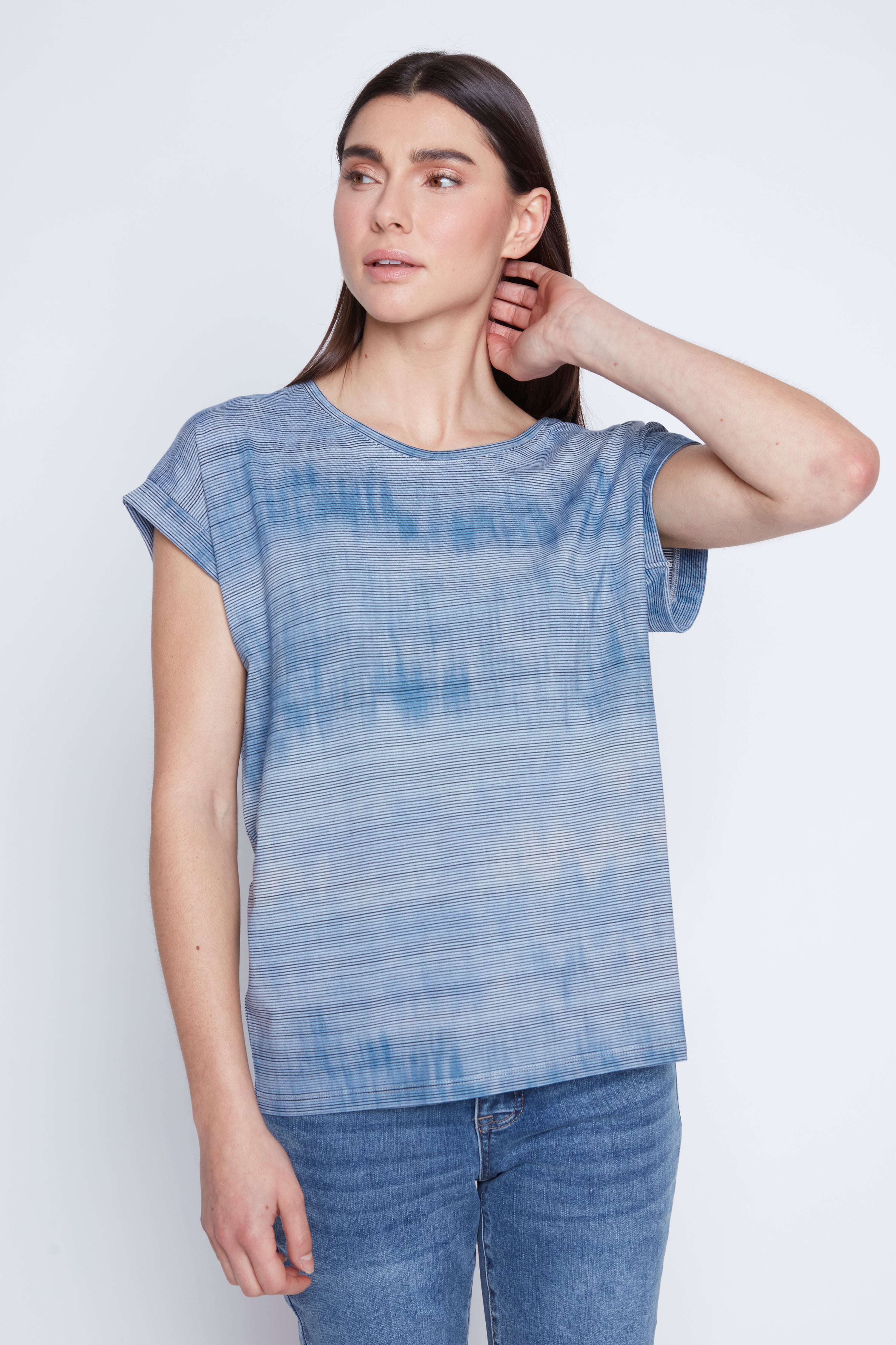 Le haut en maille à rayures tie-dye