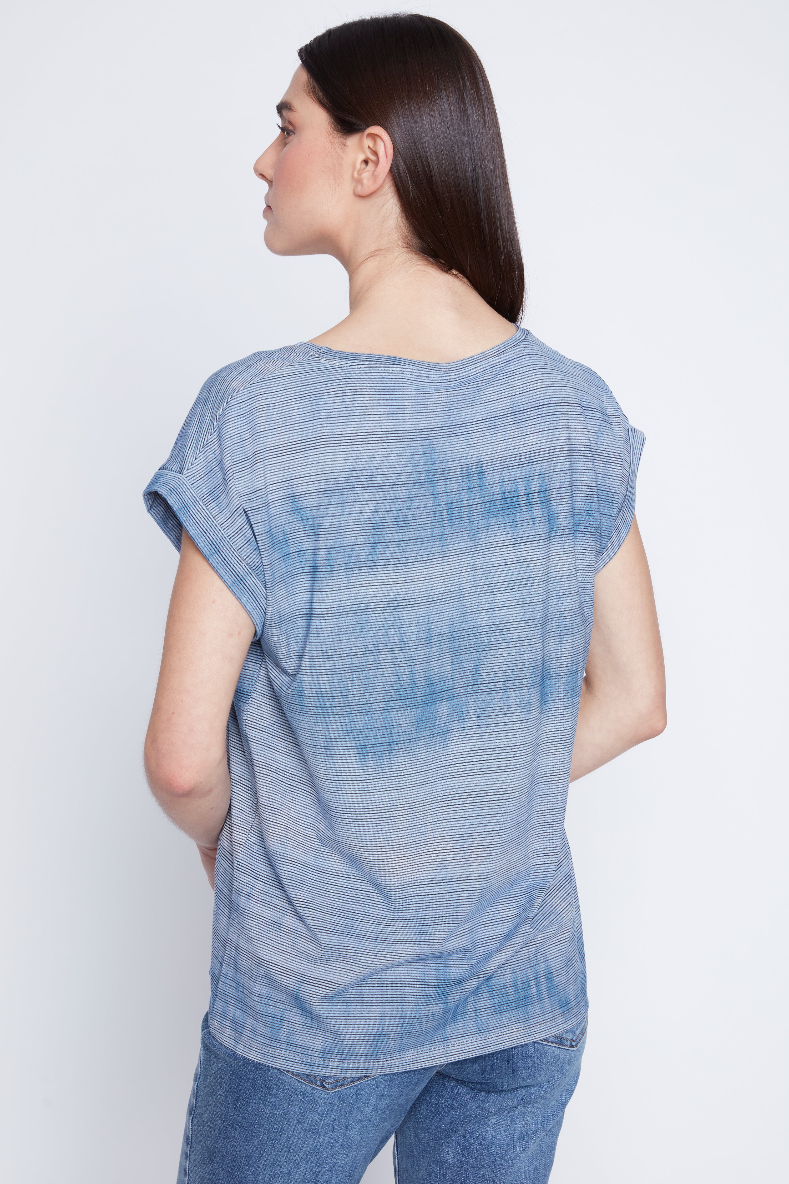 Le haut en maille à rayures tie-dye