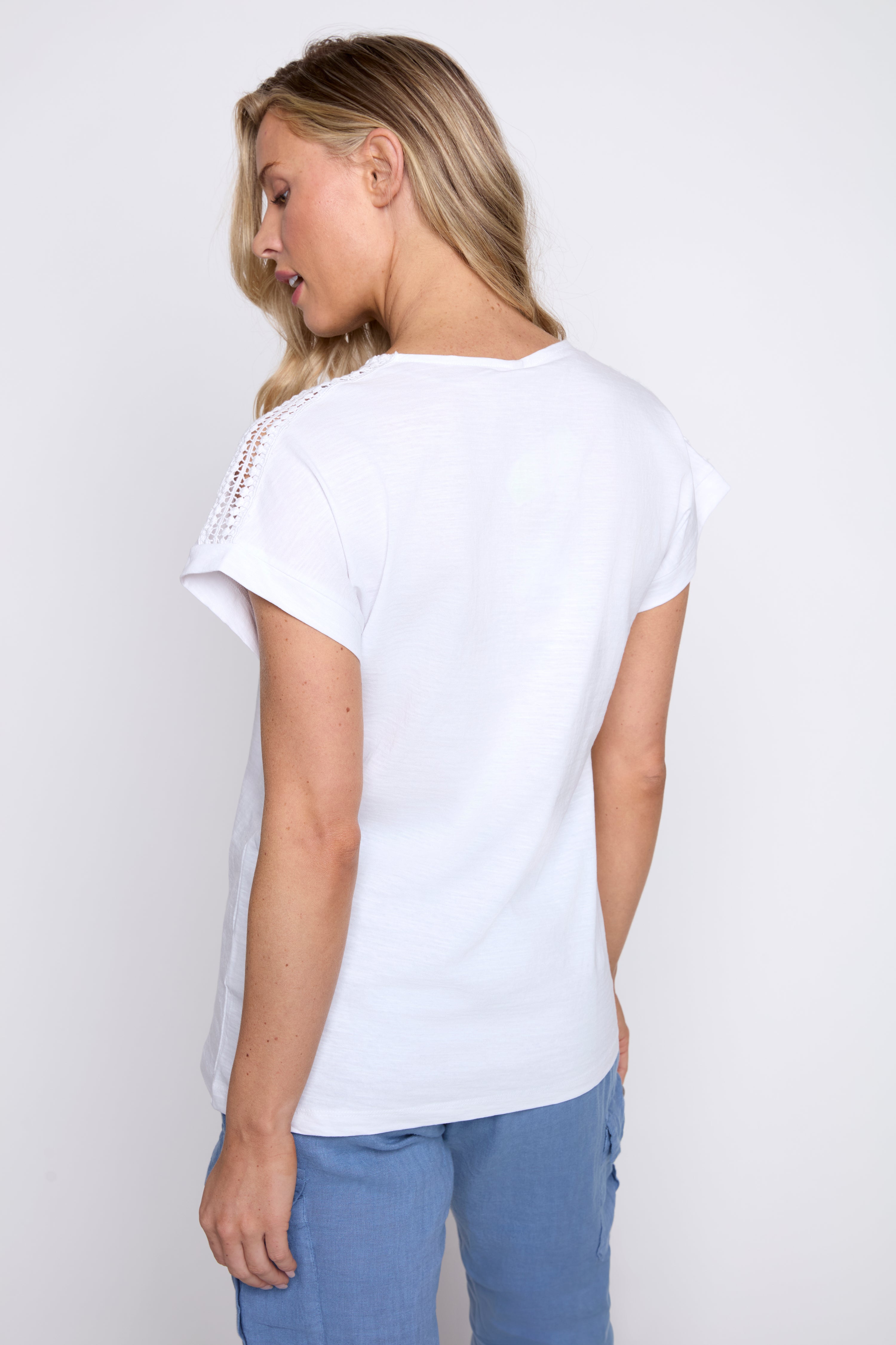 Le T-shirt en coton avec bordure en crochet
