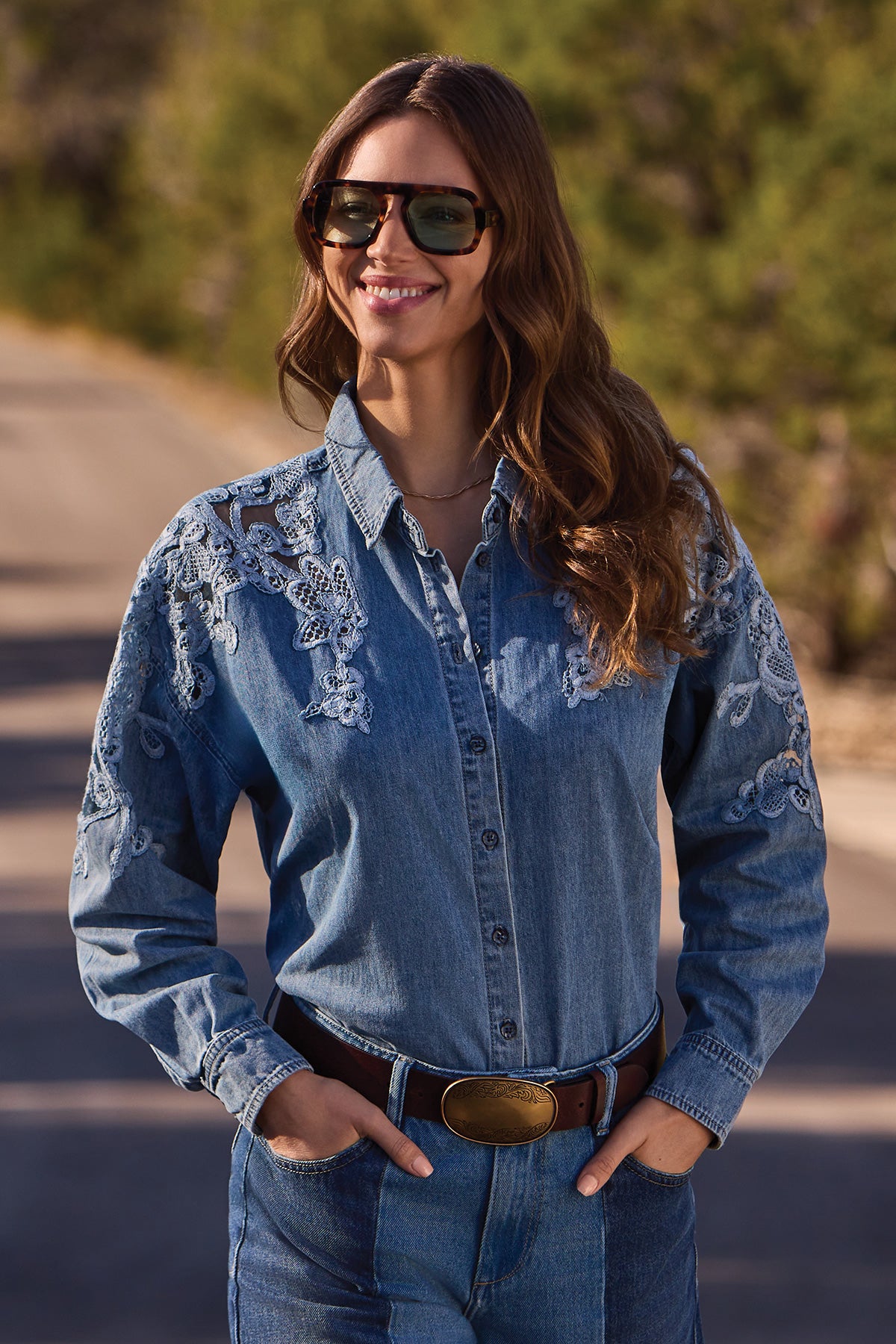 La chemise en denim avec empiècement en dentelle