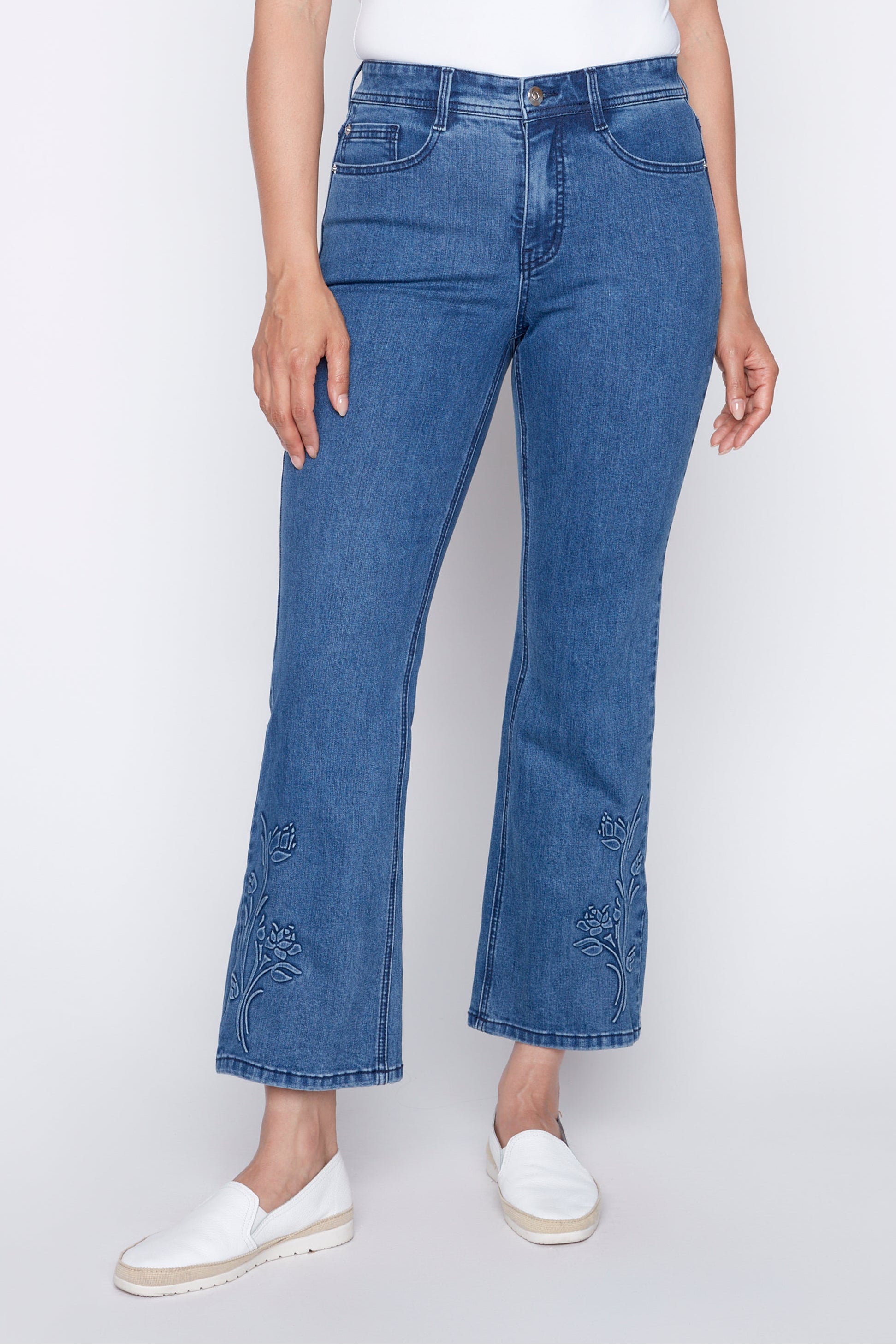 Le jean évasé à broderie florale 3D
