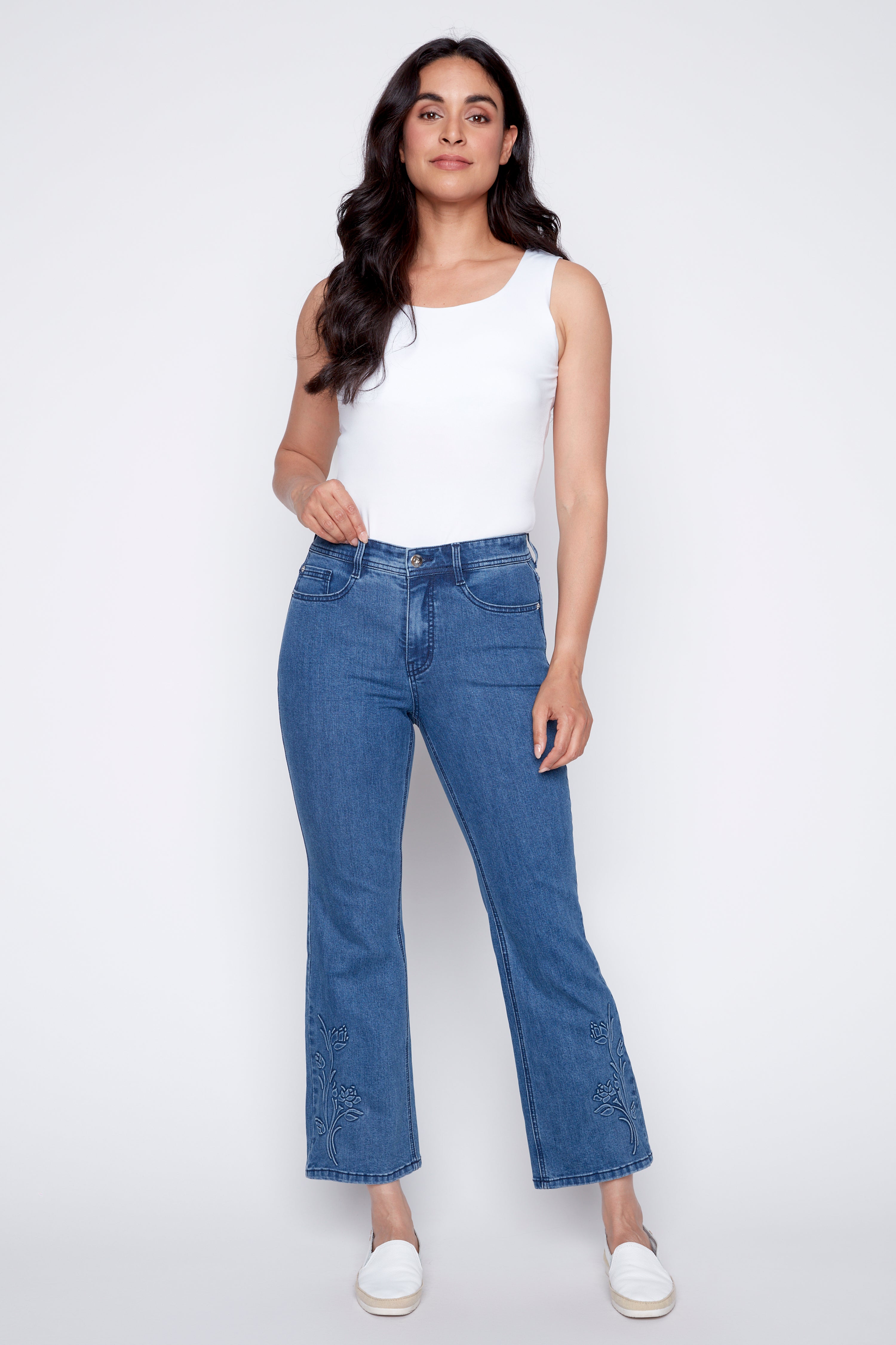 Le jean évasé à broderie florale 3D