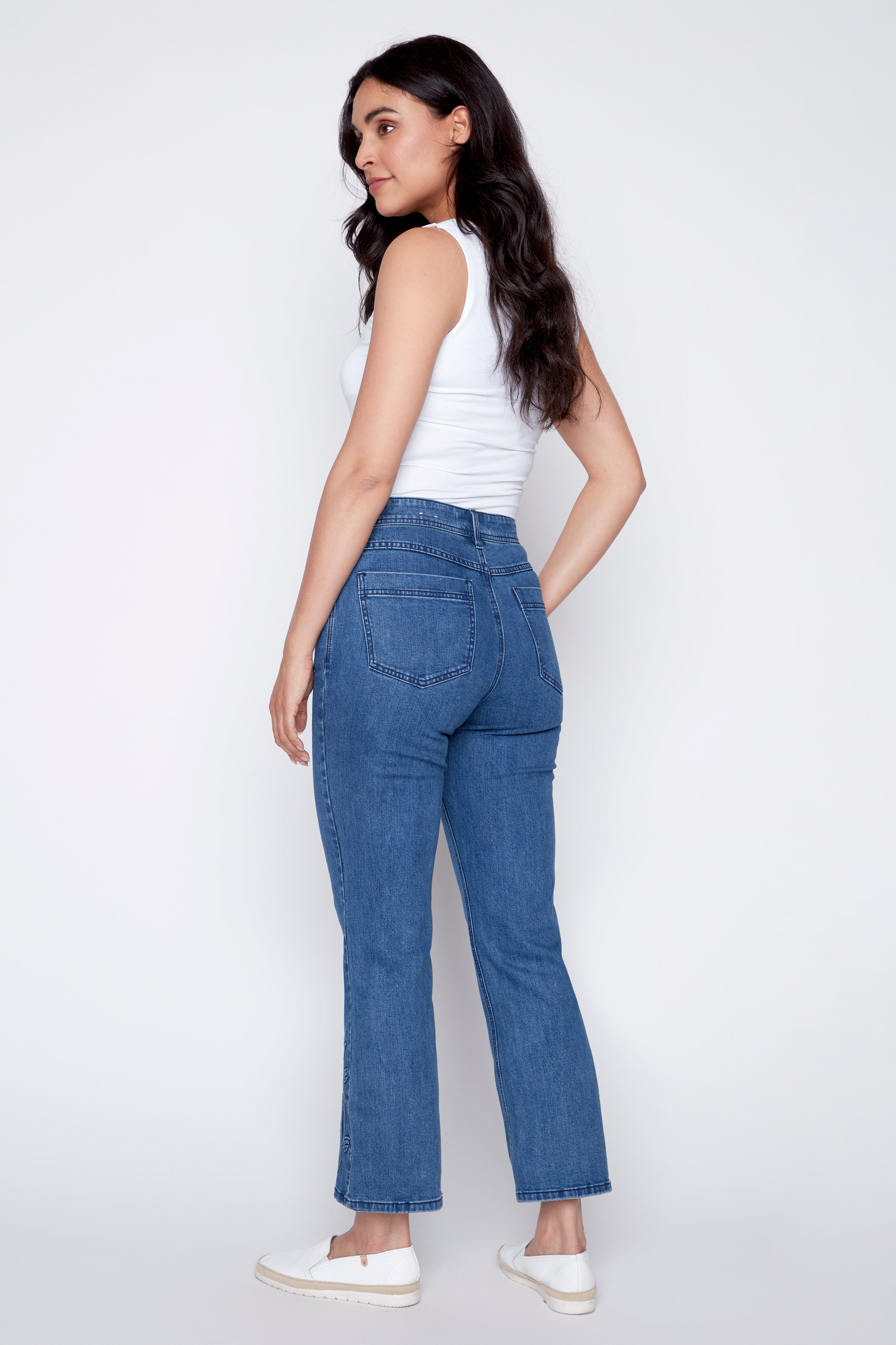 Le jean évasé à broderie florale 3D