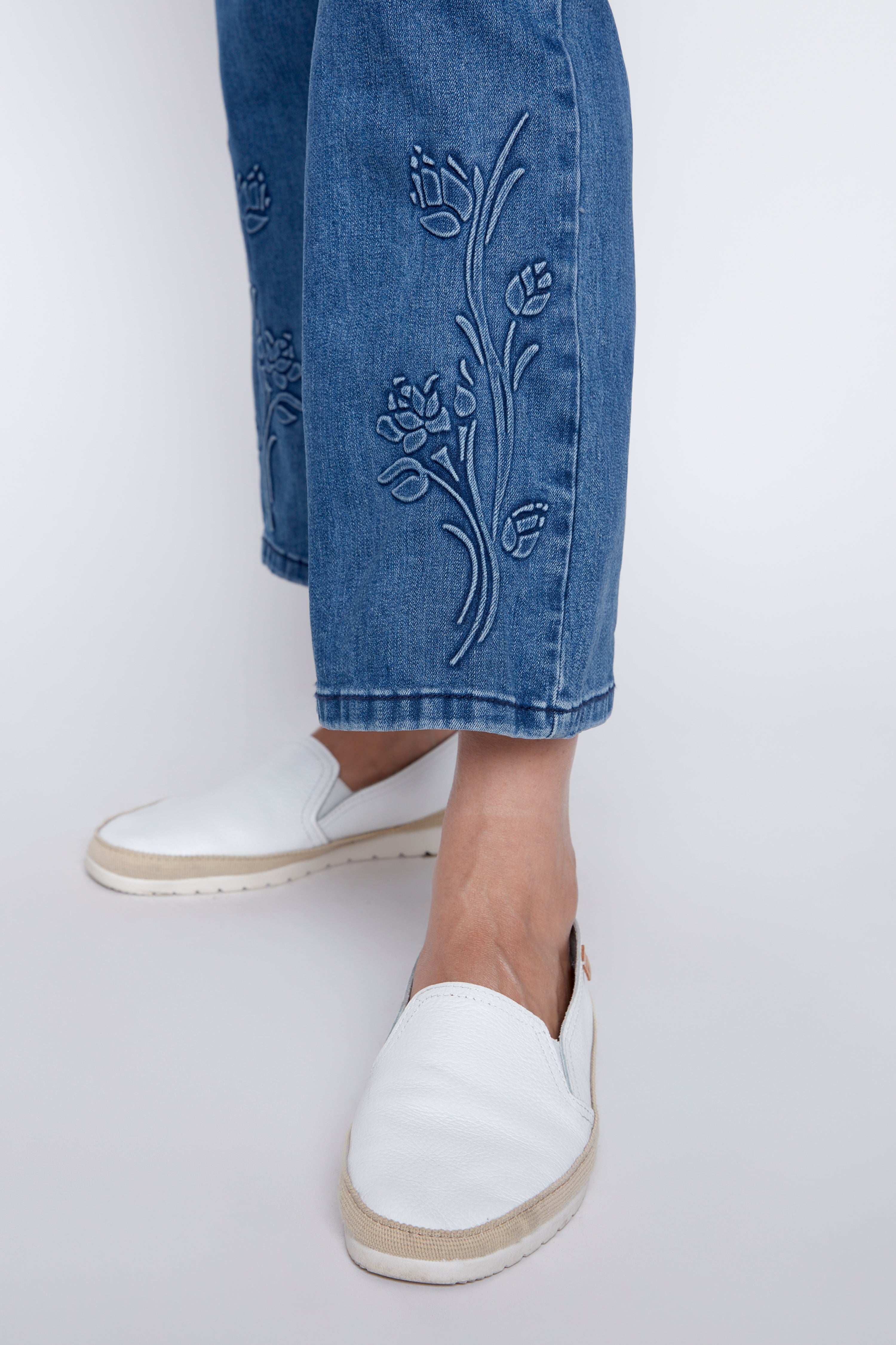 Le jean évasé à broderie florale 3D