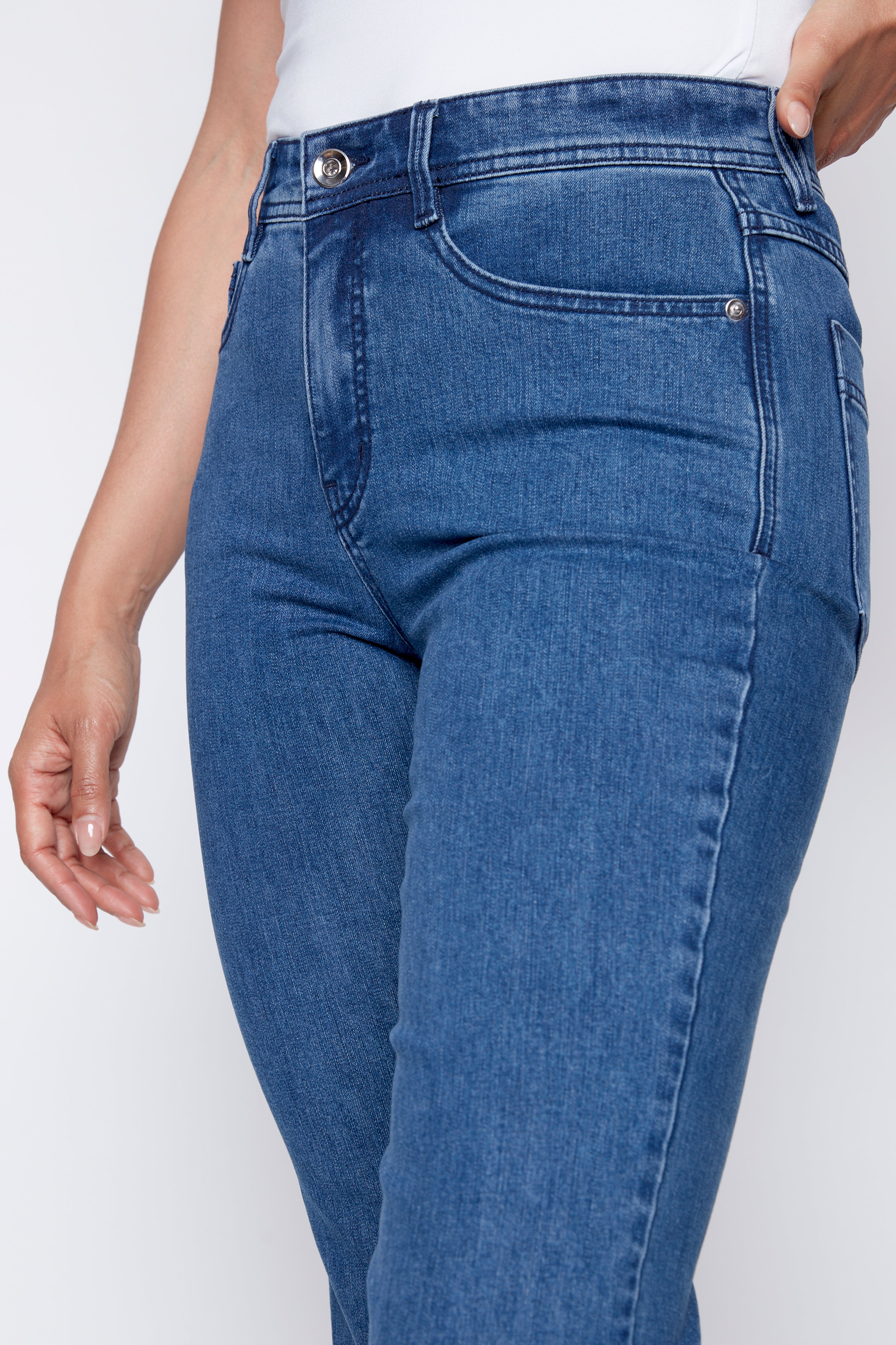 Le jean évasé à broderie florale 3D