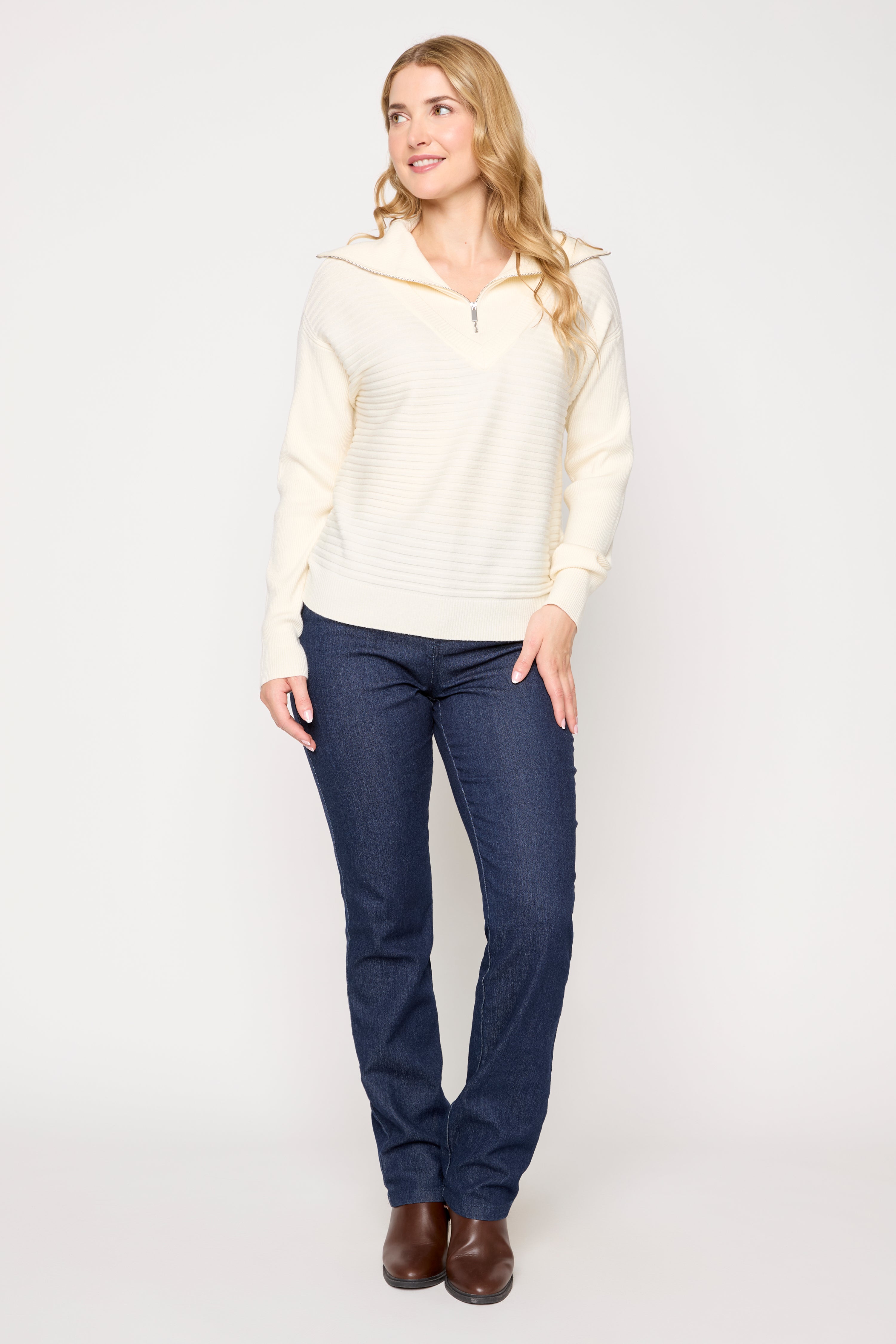 Le pull à encolure en V avec fermeture à glissière