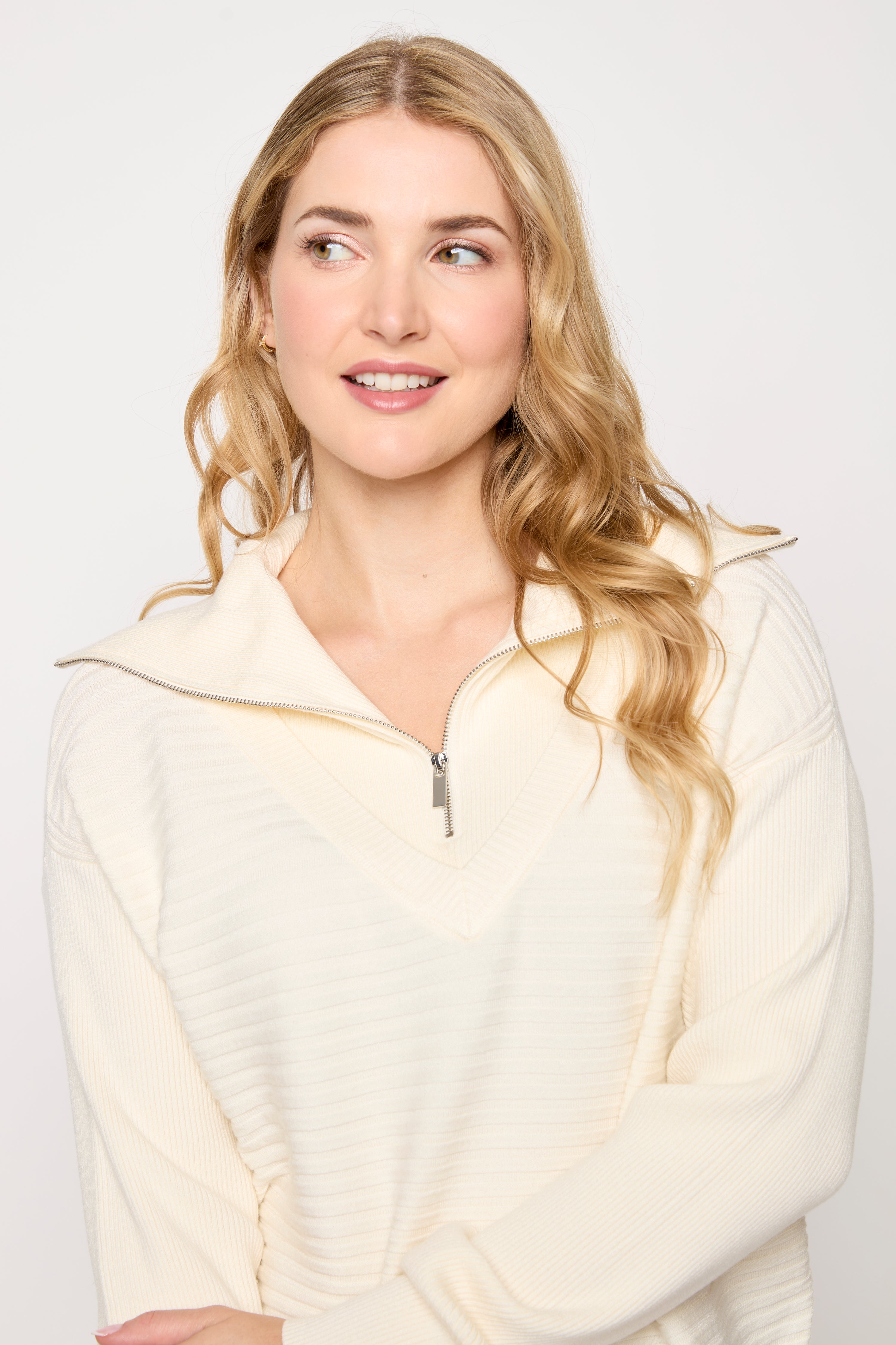 Le pull à encolure en V avec fermeture à glissière