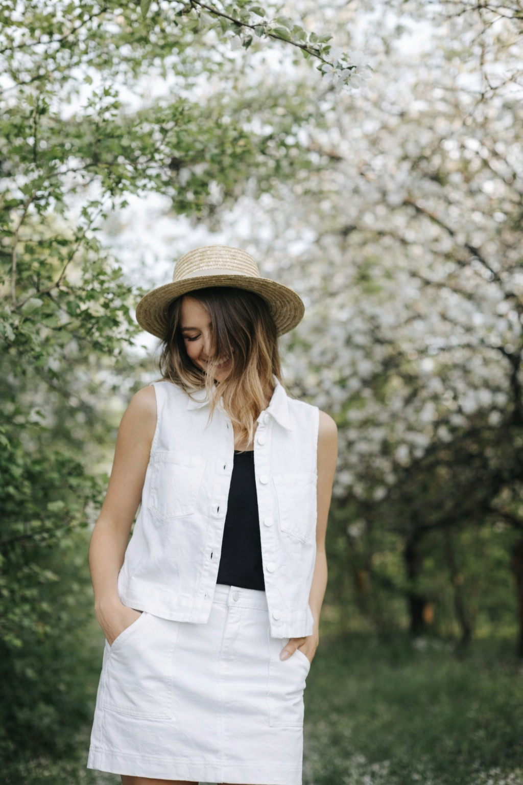 Le gilet en denim à broderie florale