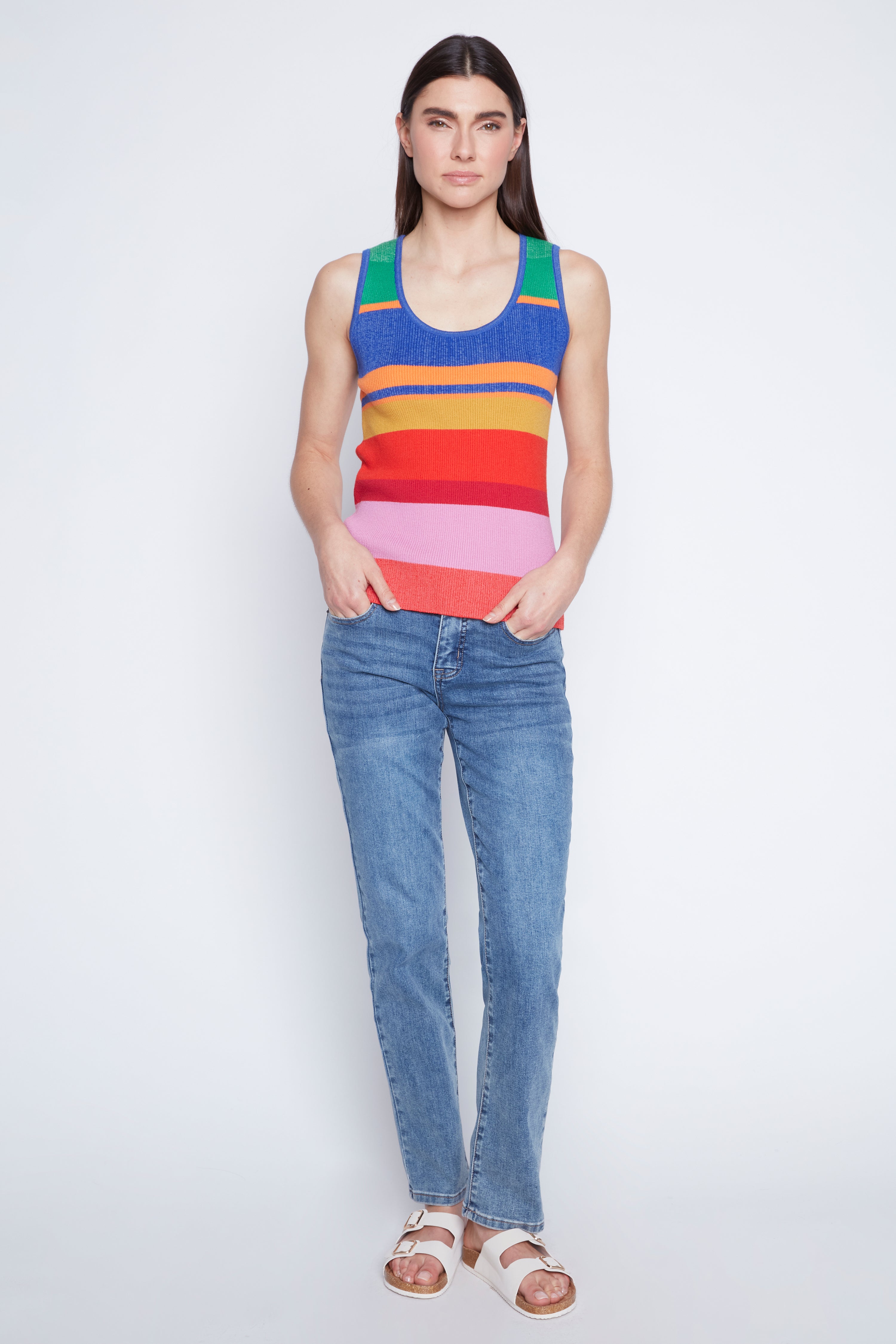 Le pull côtelé à rayures multicolores