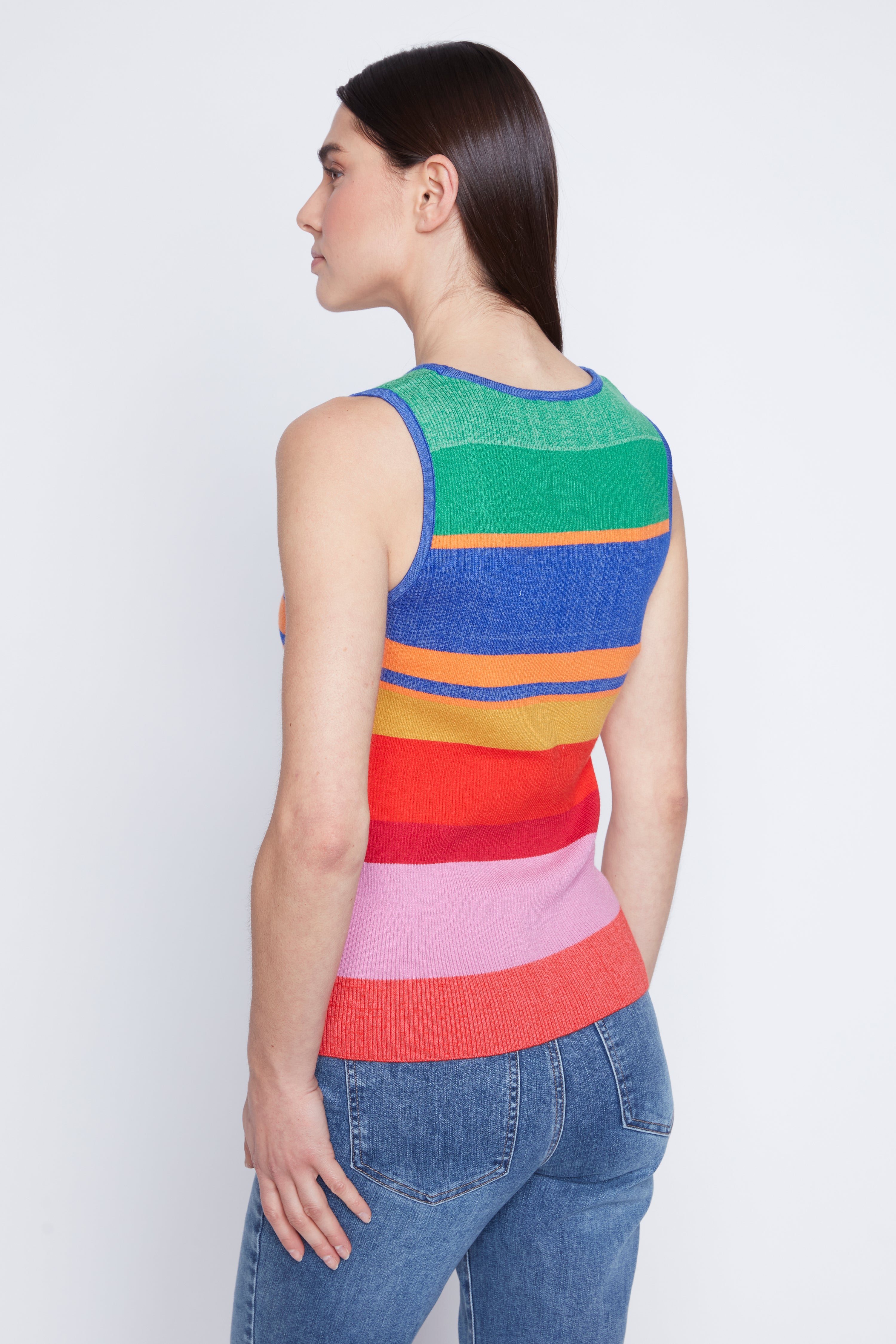 Le pull côtelé à rayures multicolores