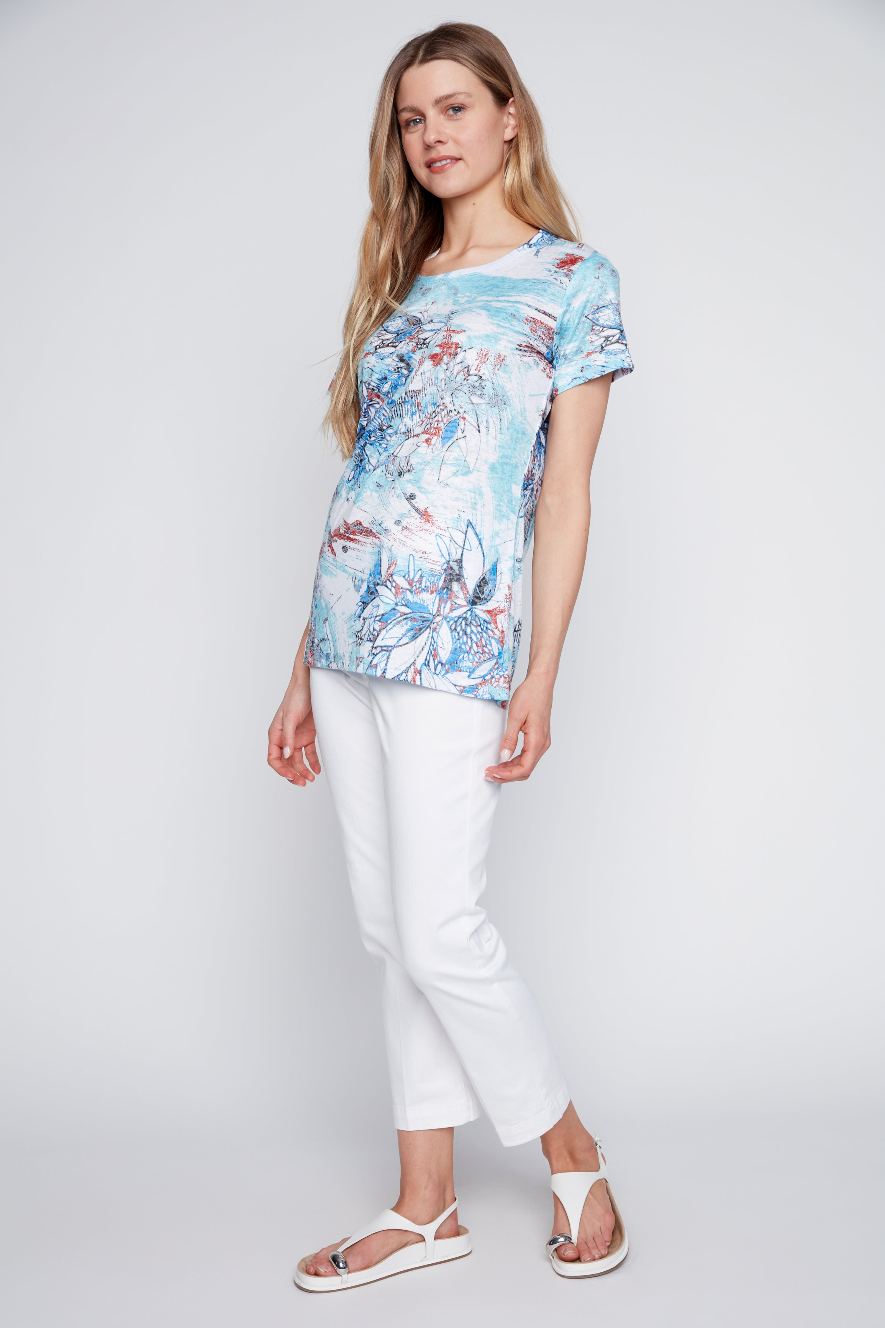 Le t-shirt à imprimé feuilles et fleurs dévoré
